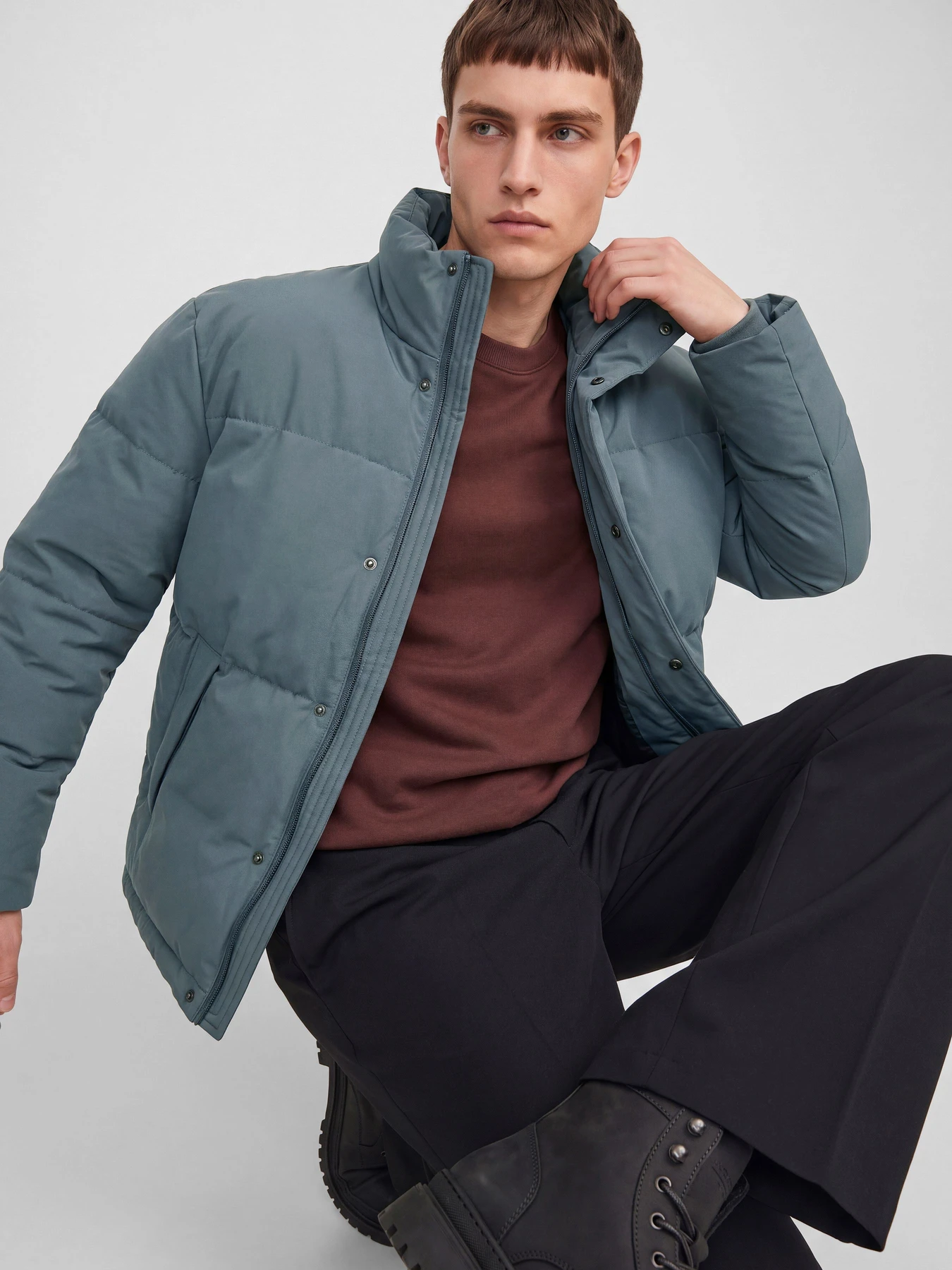 Куртки та дублянки JACK & JONES SOHO PUFFER COLLAR модель 12298861_Turbulence Куртки та дублянки JACK & JONES SOHO PUFFER COLLAR модель 12298861_Turbulence Фото