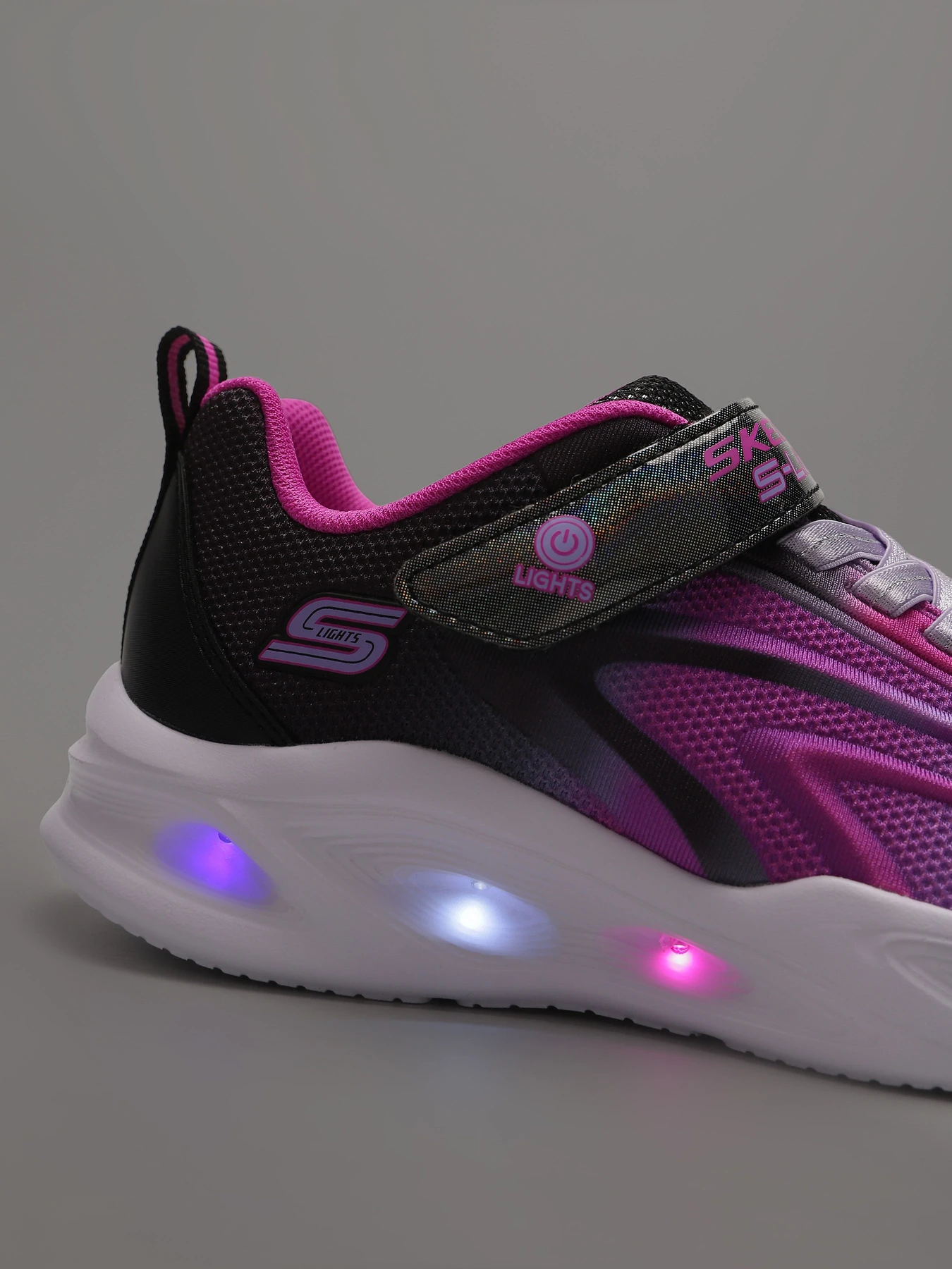 Кросівки Skechers SKECHERS SOLA GLOW модель 303713L BKMT Кросівки Skechers SKECHERS SOLA GLOW модель 303713L BKMT Фото