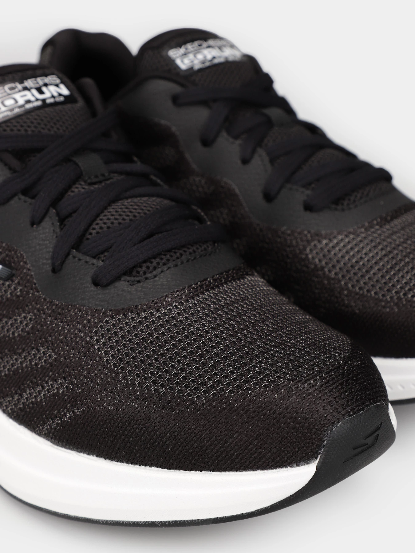 Кросівки Skechers Go Run Pulse 2.0 модель 220540 BKW Кросівки Skechers Go Run Pulse 2.0 модель 220540 BKW Фото