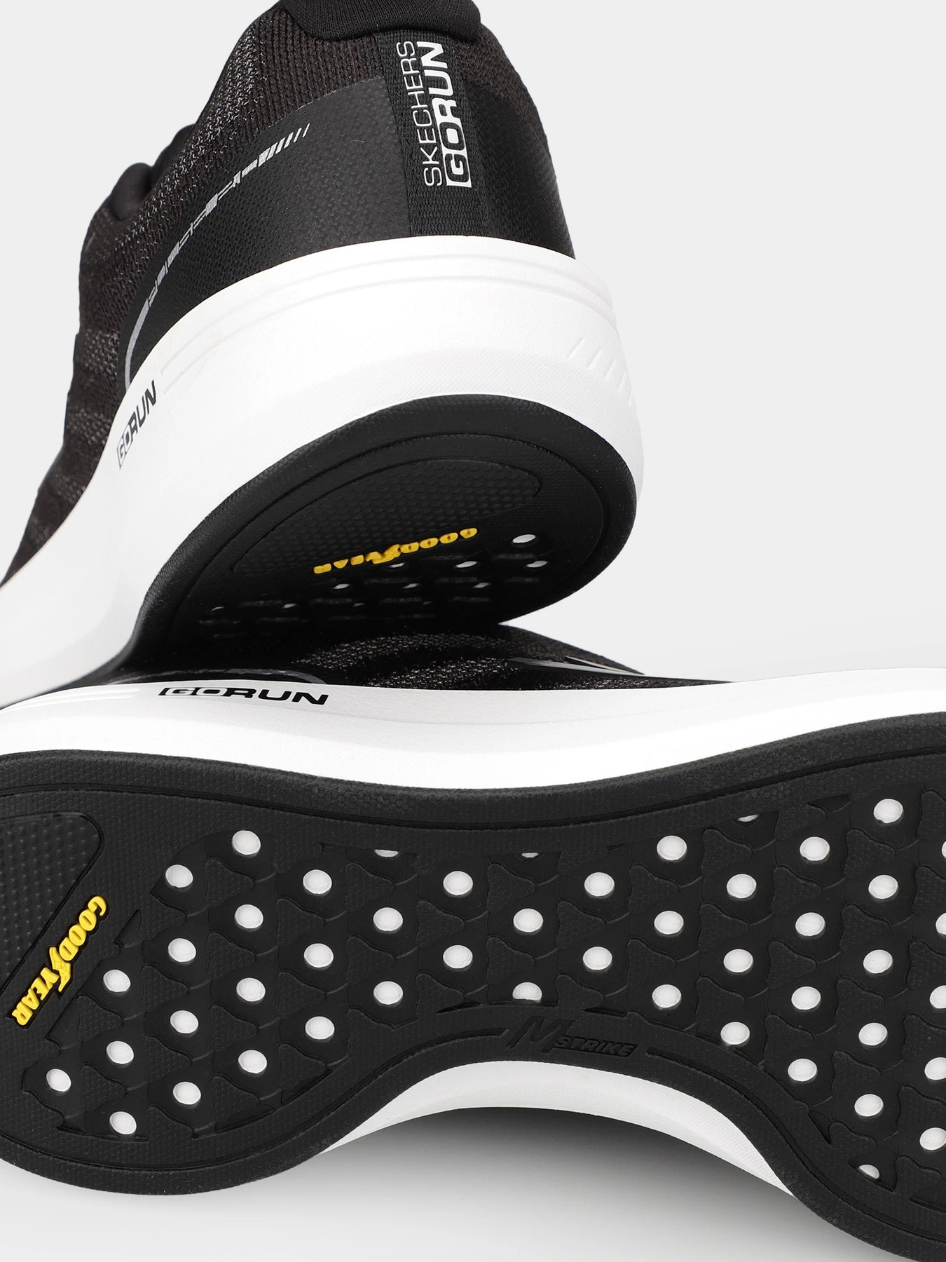Кросівки Skechers Go Run Pulse 2.0 модель 220540 BKW Кросівки Skechers Go Run Pulse 2.0 модель 220540 BKW Фото