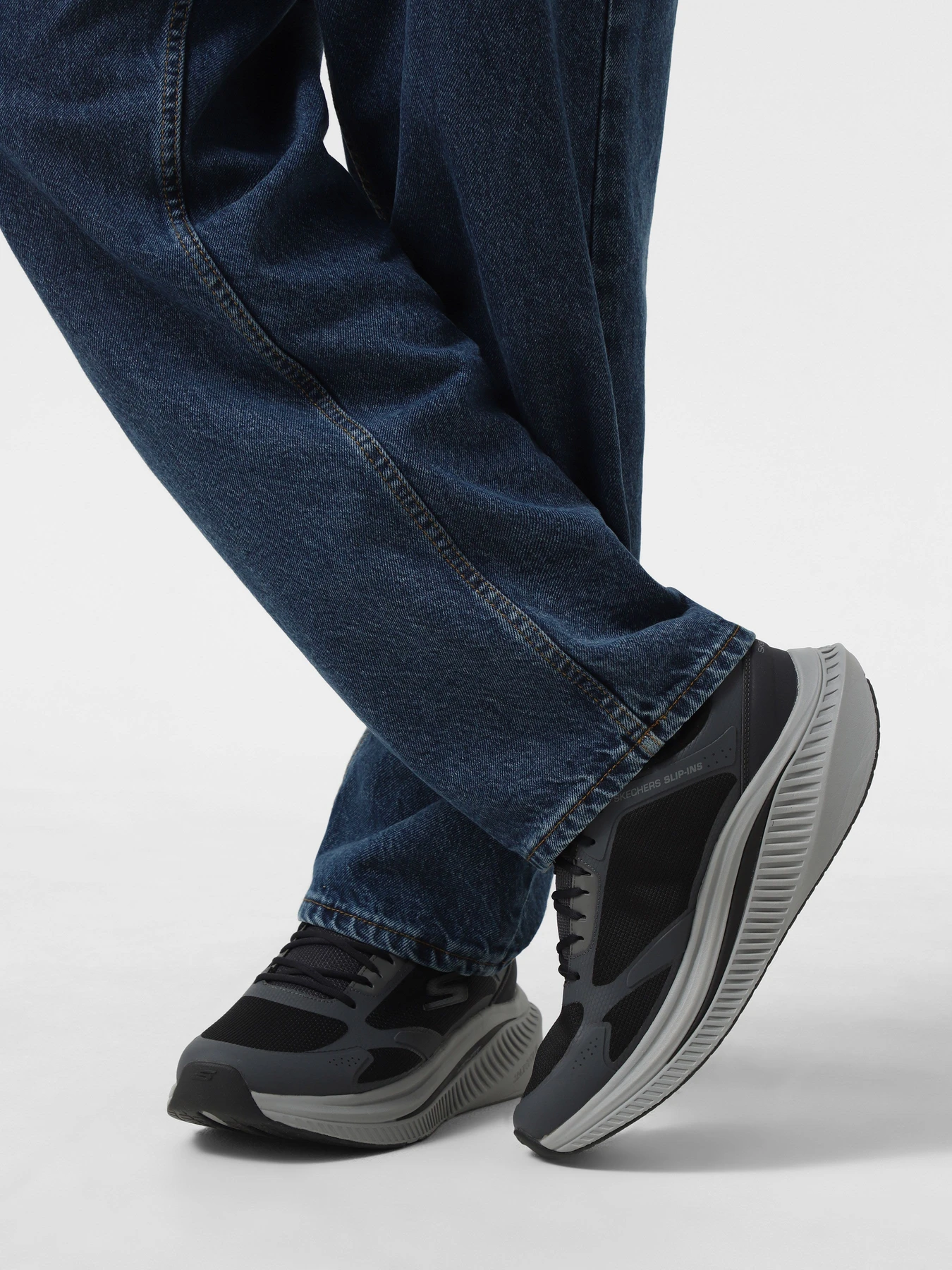 Кроссовки Skechers GO WALK MAX CUSHIONING ARCH FI модель 216351 BKCC Фото