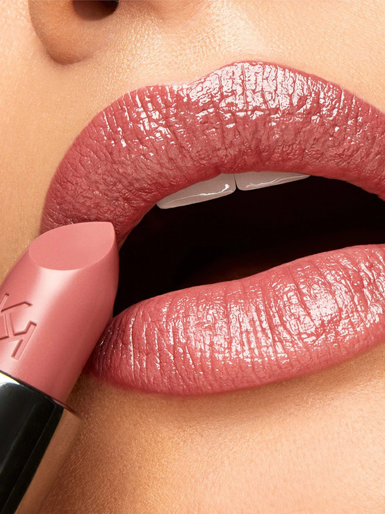Кремовая помада Gossamer Emotion Creamy Lipstick KIKO MILANO модель KM000000007102B Кремовая помада Gossamer Emotion Creamy Lipstick KIKO MILANO модель KM000000007102B Фото