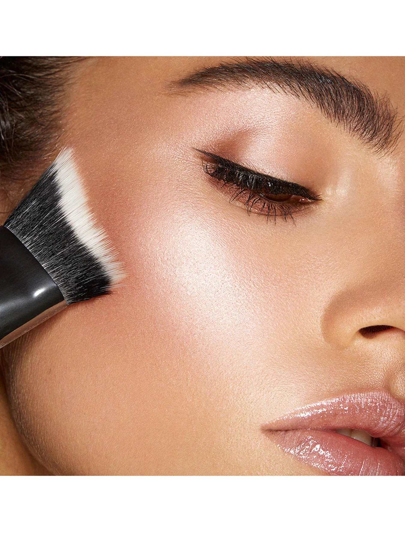 Пензлик для обличчя Face 15 Sculpting Brush KIKO MILANO модель KA000000011001B Пензлик для обличчя Face 15 Sculpting Brush KIKO MILANO модель KA000000011001B Фото