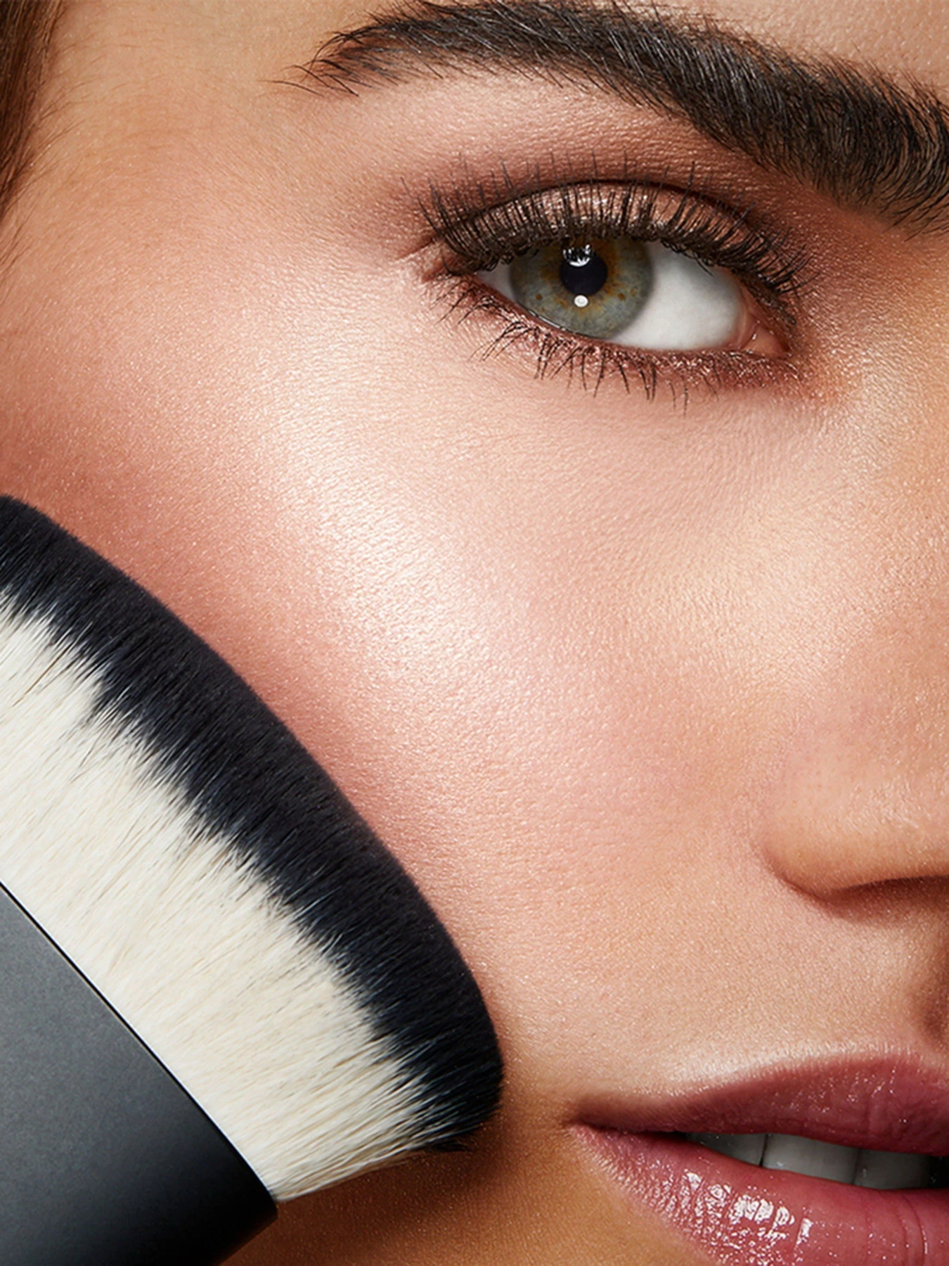 Пензлик кабукі для обличчя Face 16 Multi-Purpose Kabuki Brush KIKO MILANO модель KA000000014001B Пензлик кабукі для обличчя Face 16 Multi-Purpose Kabuki Brush KIKO MILANO модель KA000000014001B Фото