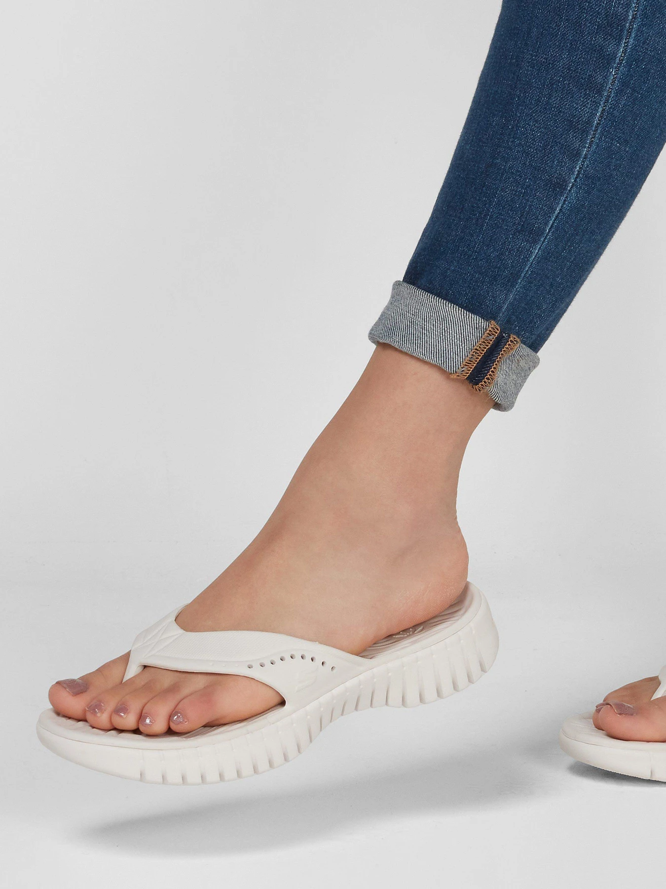 Шлёпанцы Skechers GOwalk Smart™ - Mahalo модель 111115 WHT Фото