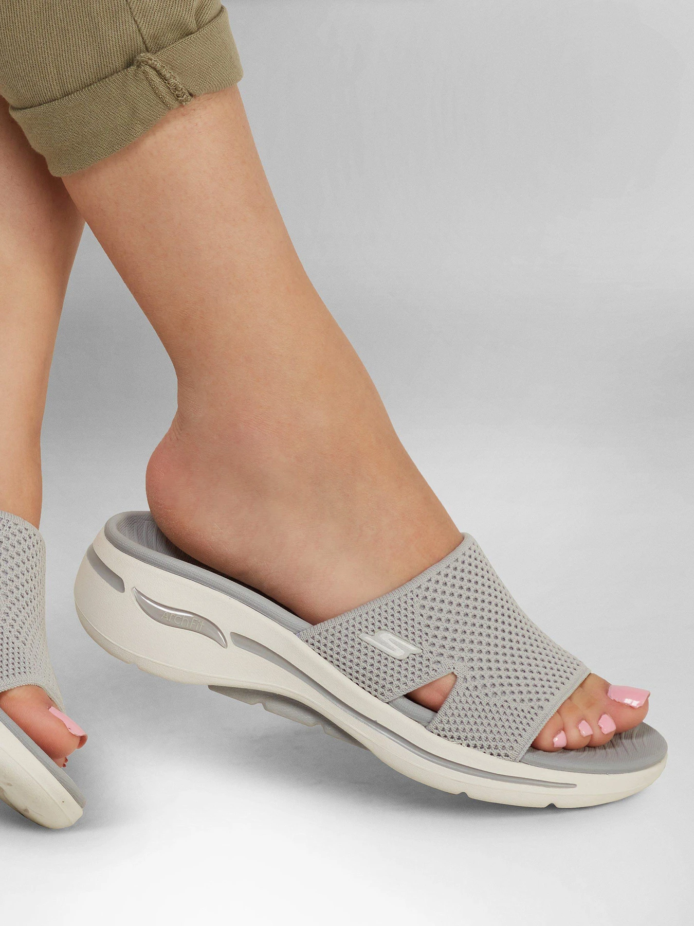 Шлёпанцы Skechers GOwalk Arch Fit On-The-GO модель 140224 GRY Шлёпанцы Skechers GOwalk Arch Fit On-The-GO модель 140224 GRY Фото