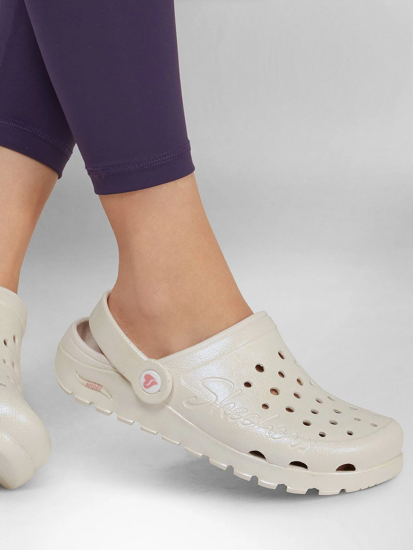 Шлёпанцы Skechers Arch Fit Footsteps - Pixie Dust модель 111372 WHT Шлёпанцы Skechers Arch Fit Footsteps - Pixie Dust модель 111372 WHT Фото