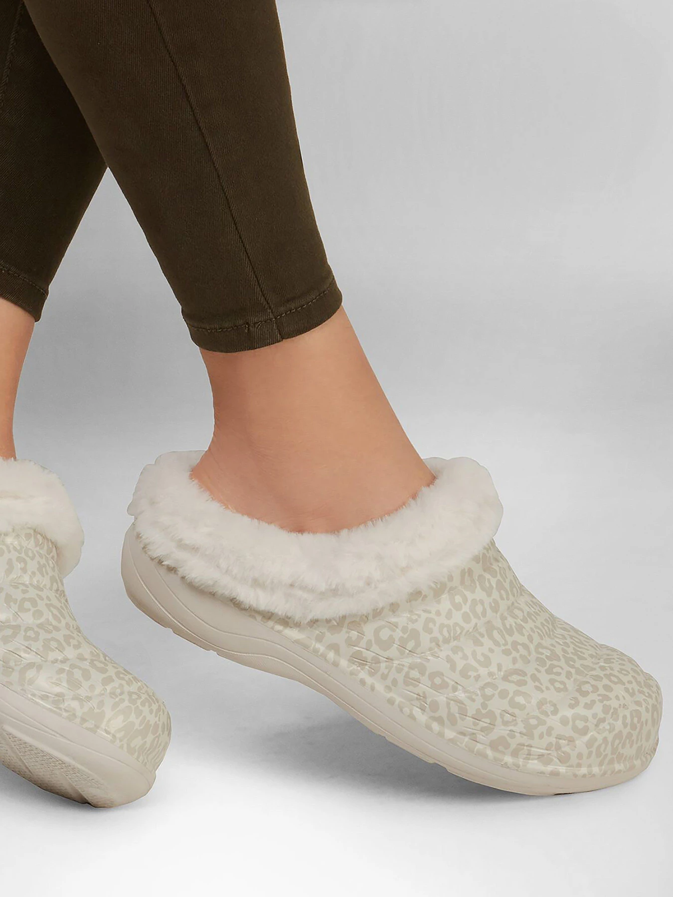 Тапки Skechers Foamies: Cozy Camper Lined - Snow Leopard модель 111357 OFWT Фото