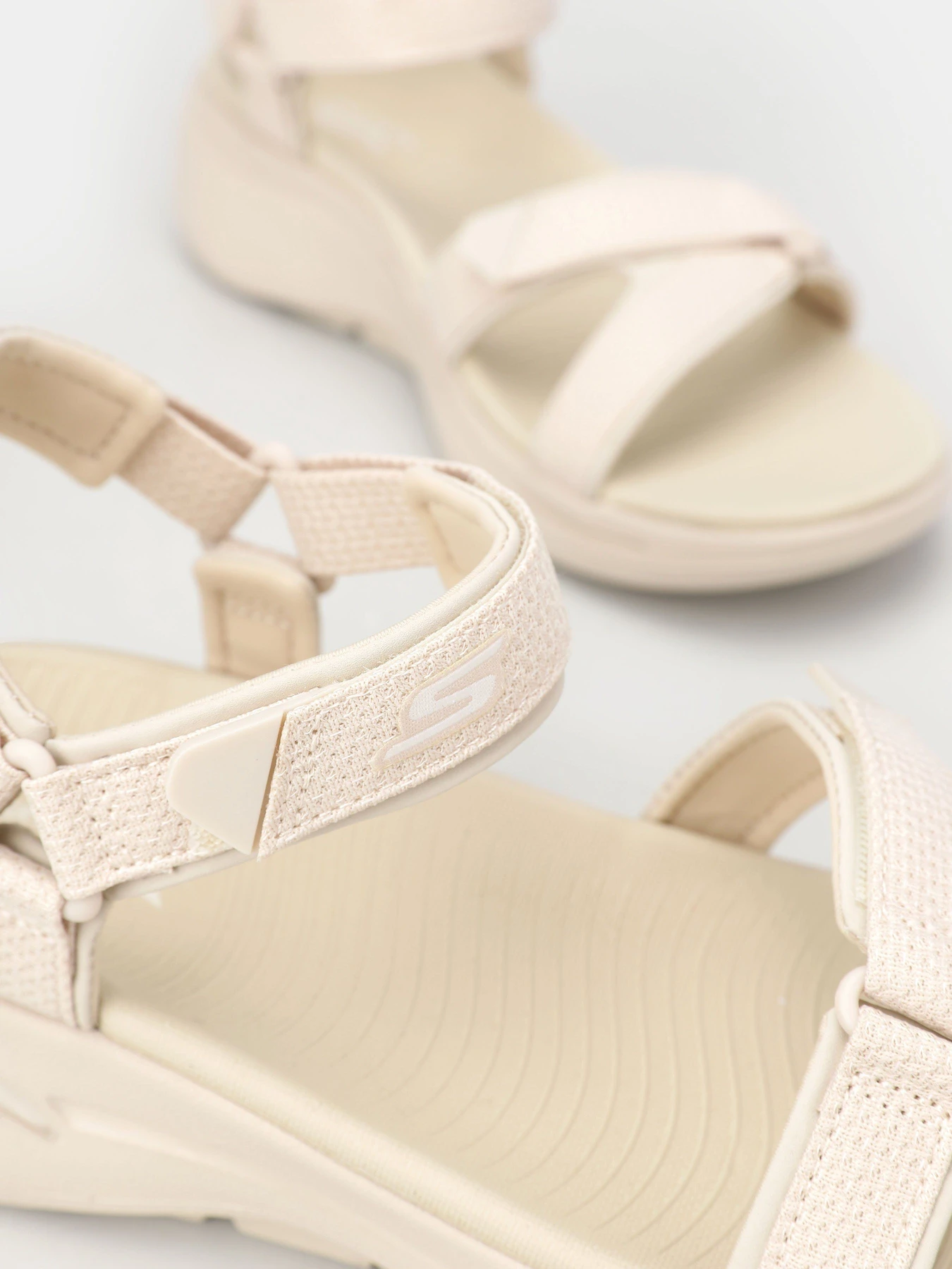 Сандалии Skechers GO WALK ARCH FIT SANDAL модель 140251 NAT Сандалии Skechers GO WALK ARCH FIT SANDAL модель 140251 NAT Фото