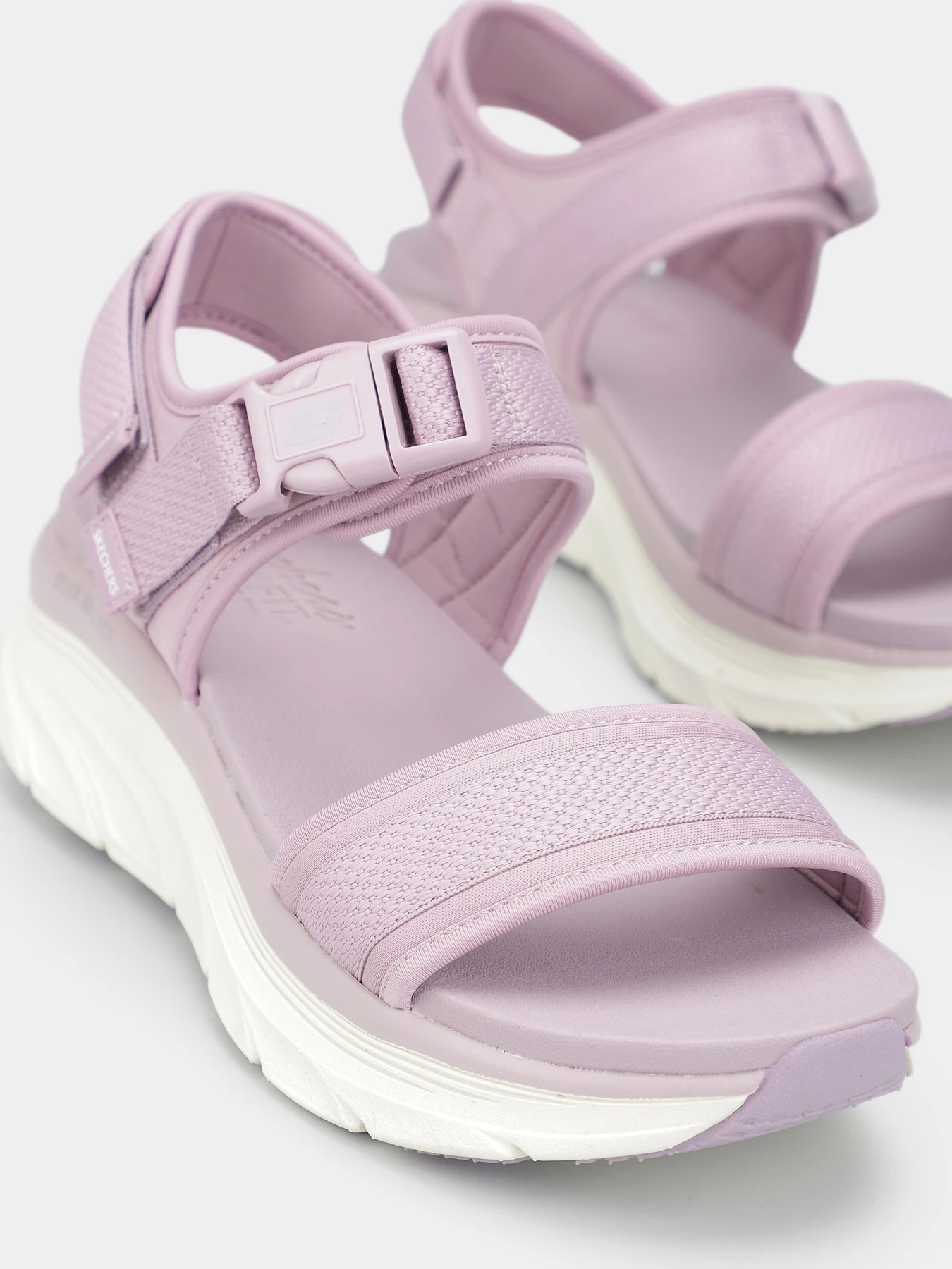 Сандалии Skechers Relaxed Fit: D'Lux Walker - Daily Outing модель 119824 LAV Сандалии Skechers Relaxed Fit: D'Lux Walker - Daily Outing модель 119824 LAV Фото