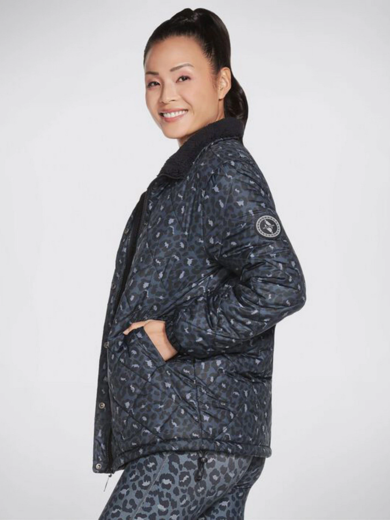 Куртки и дубленки Skechers GOwalk Wear Midnight Puffer Jacket модель W3JA251 BKNV Фото