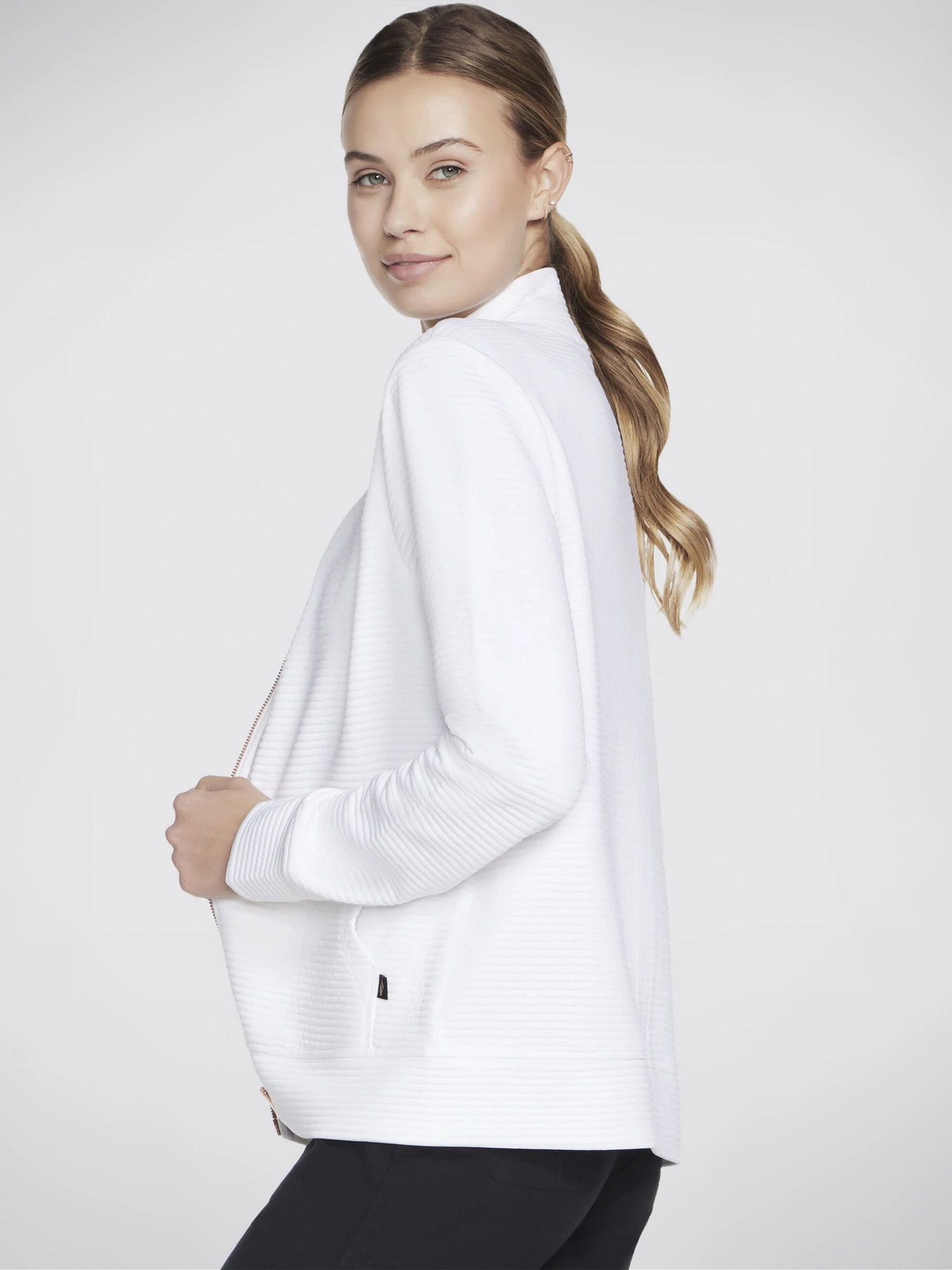 Худи и свитшоты Skechers THE GOWALK EVERYWHERE JACKET модель W3JA261 WHT Худи и свитшоты Skechers THE GOWALK EVERYWHERE JACKET модель W3JA261 WHT Фото