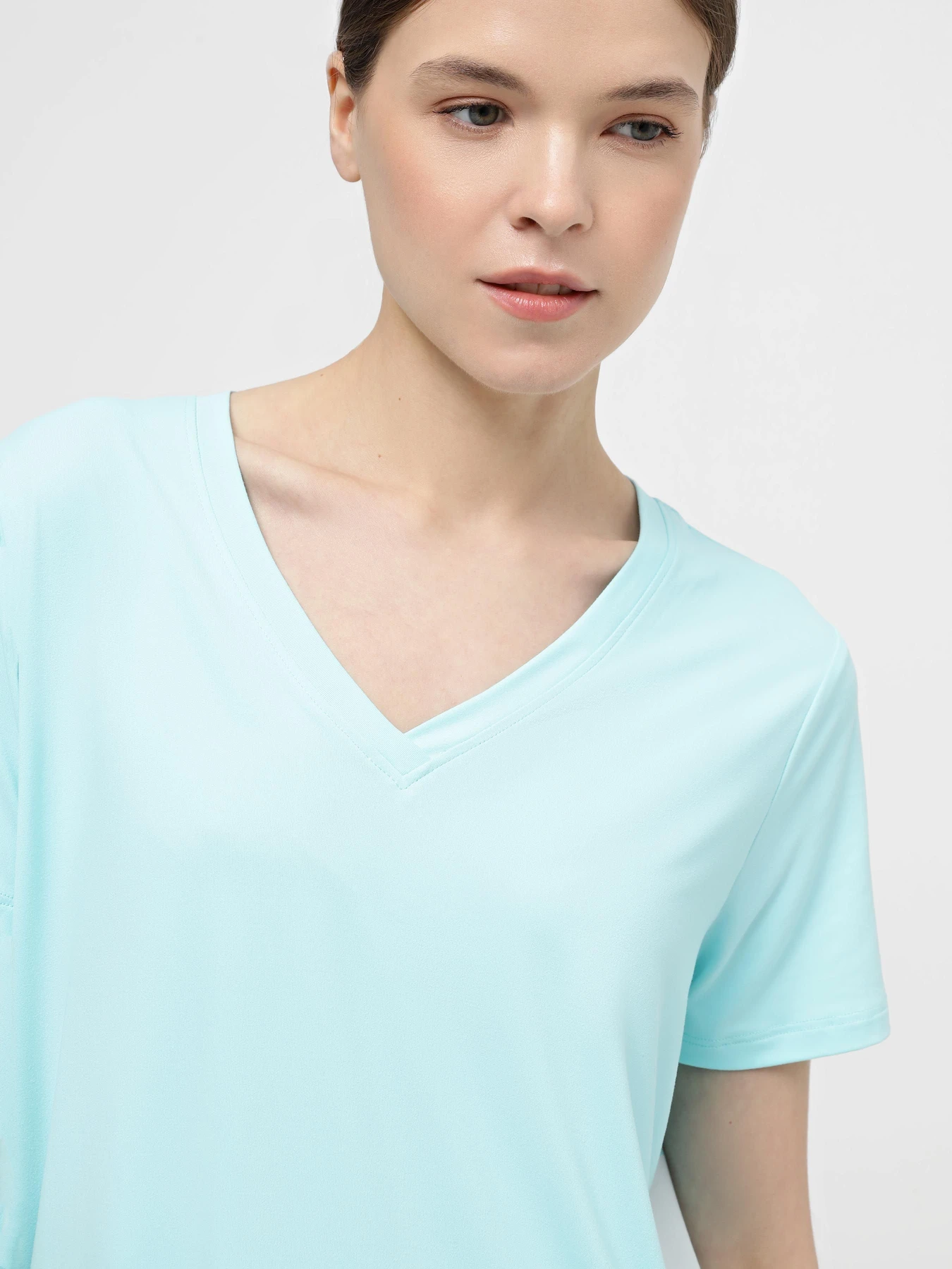 Футболки и поло Skechers Go Dri Serene V-Neck Top модель TP58 BLMN Футболки и поло Skechers Go Dri Serene V-Neck Top модель TP58 BLMN Фото