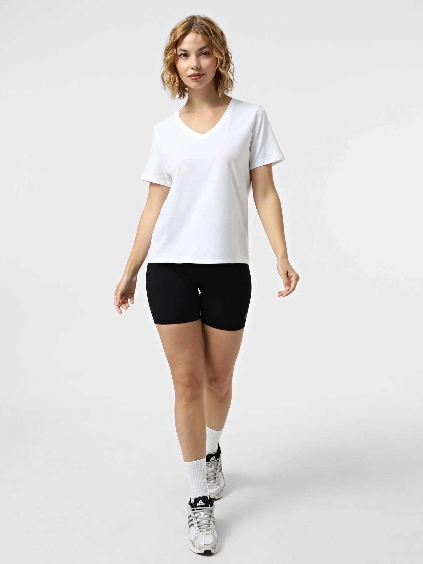 Футболки і поло Skechers PIMA V-NECK TEE модель TP130 WHT Фото