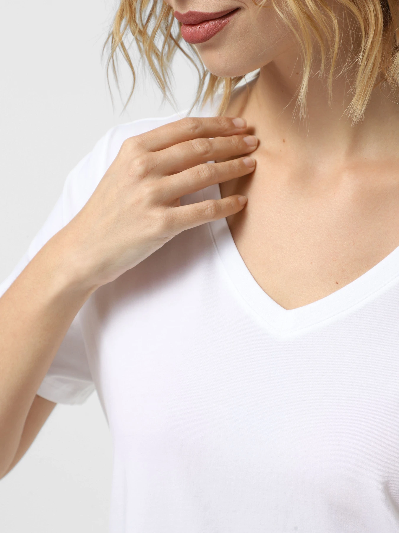 Футболки і поло Skechers PIMA V-NECK TEE модель TP130 WHT Фото