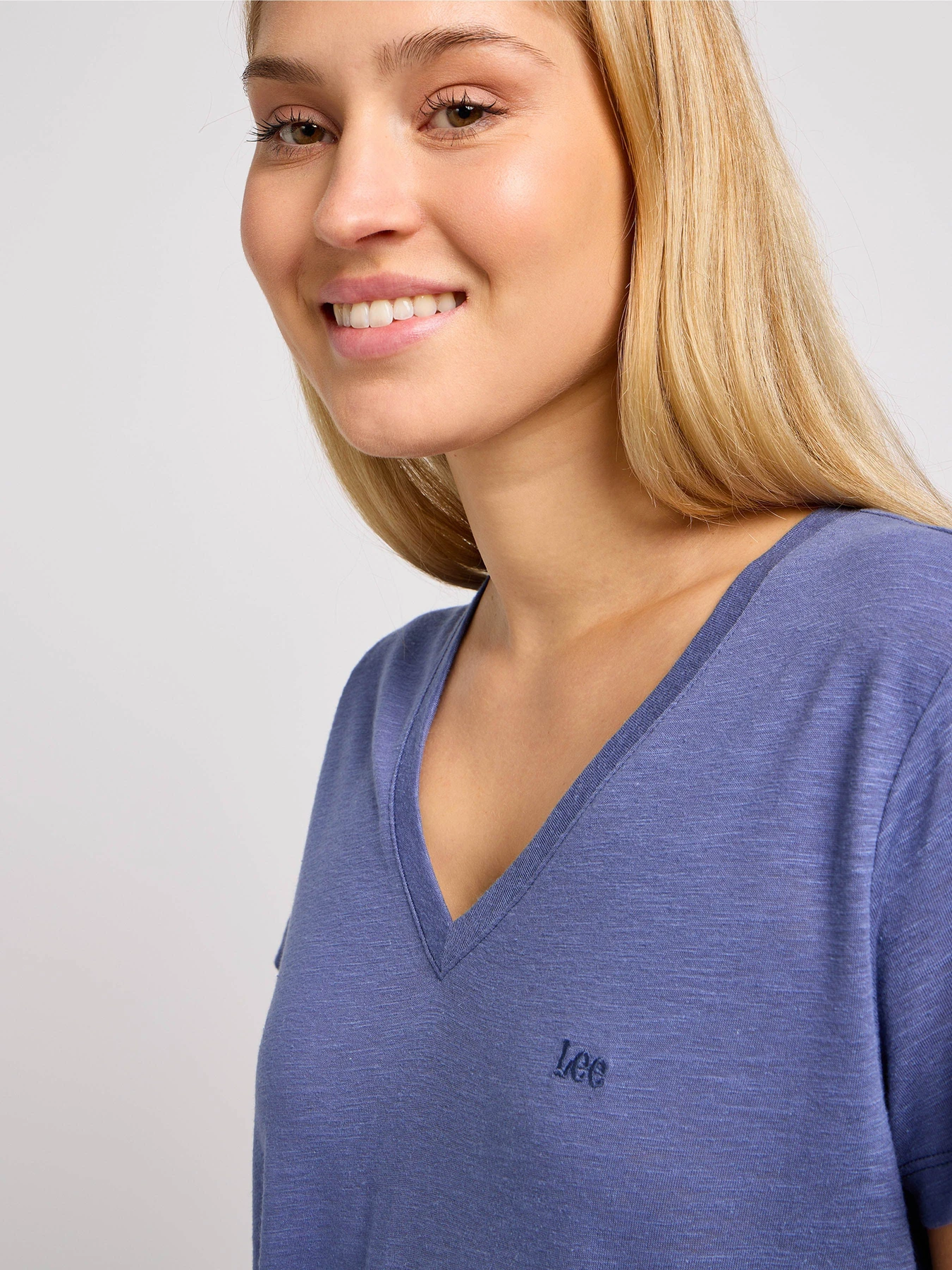 Футболки и поло Lee V Neck модель 112350203 Футболки и поло Lee V Neck модель 112350203 Фото