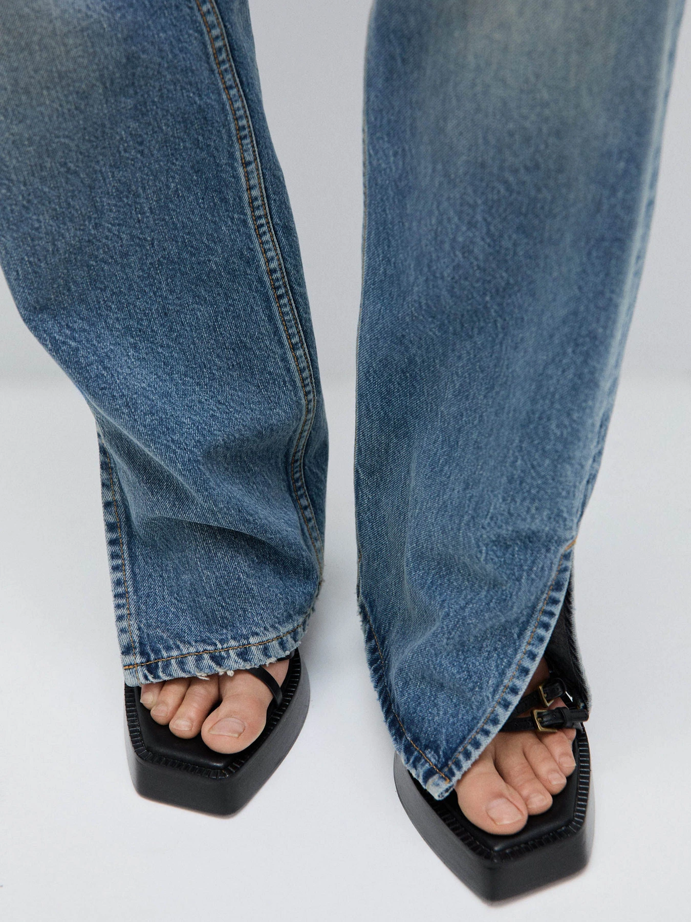 Джинсы MANGO модель 77974068_TO Фото