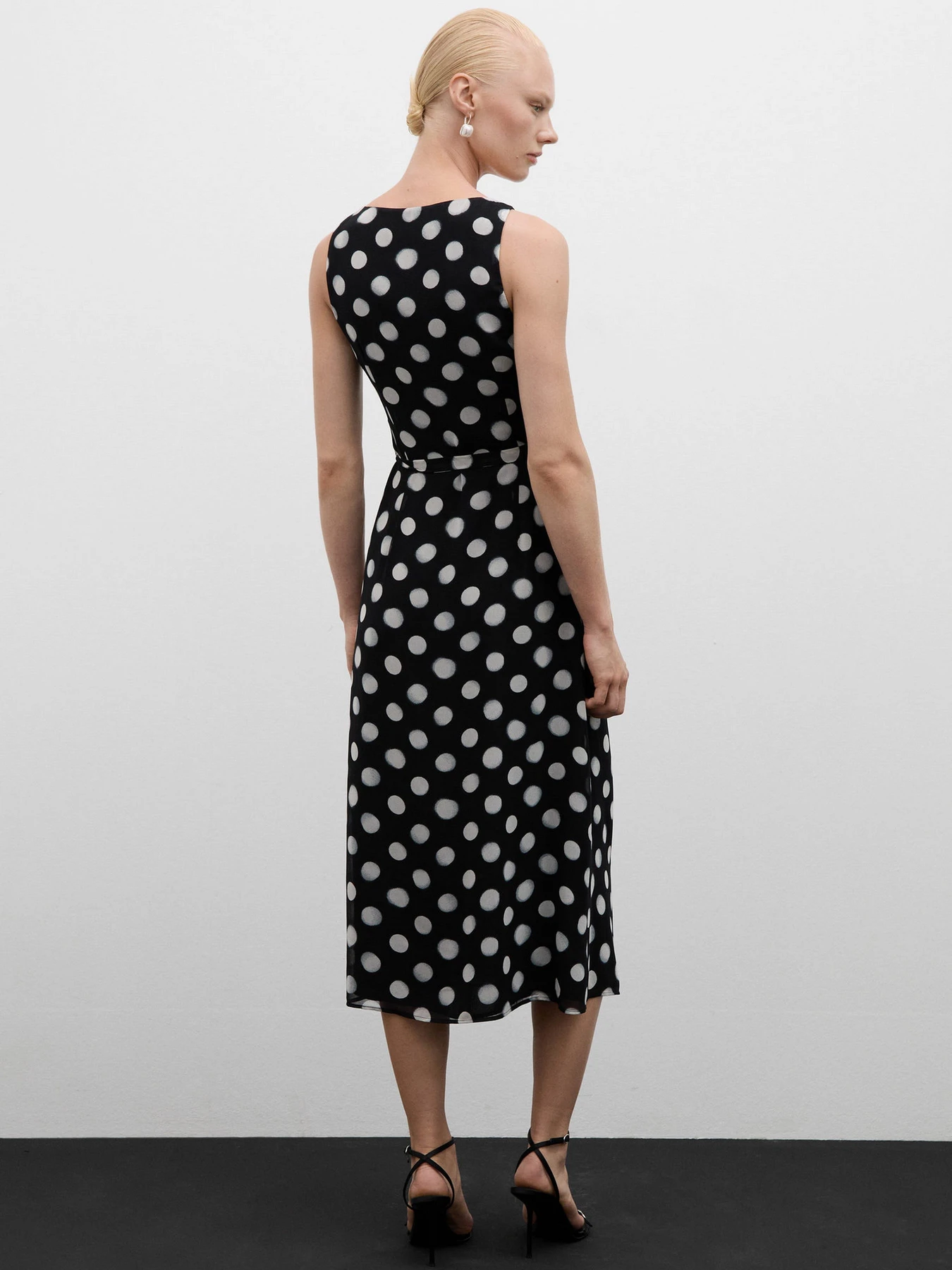 Платья MANGO модель 77024028_99 Платья MANGO модель 77024028_99 Фото