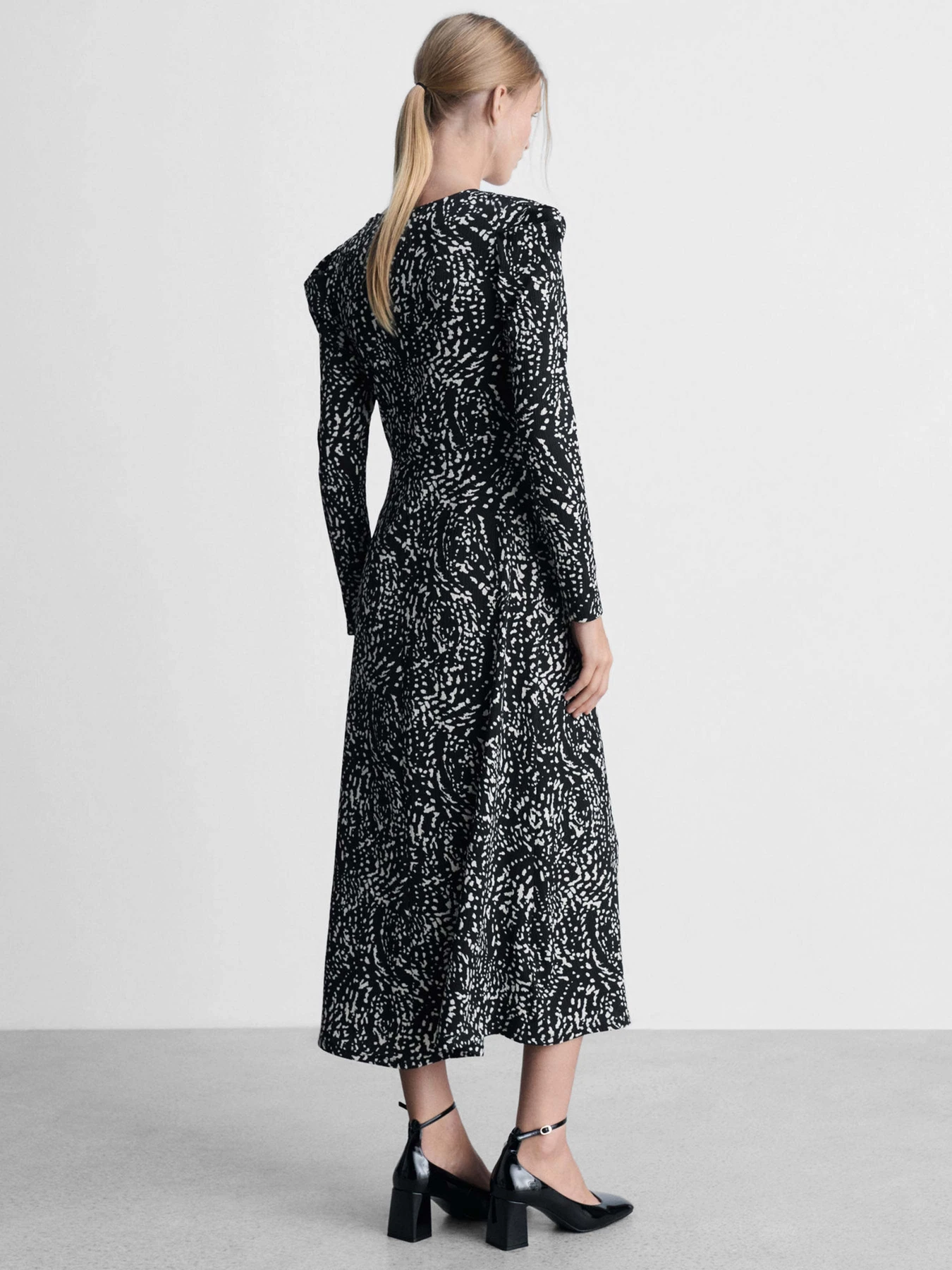 Платья MANGO модель 77047719_99 Платья MANGO модель 77047719_99 Фото