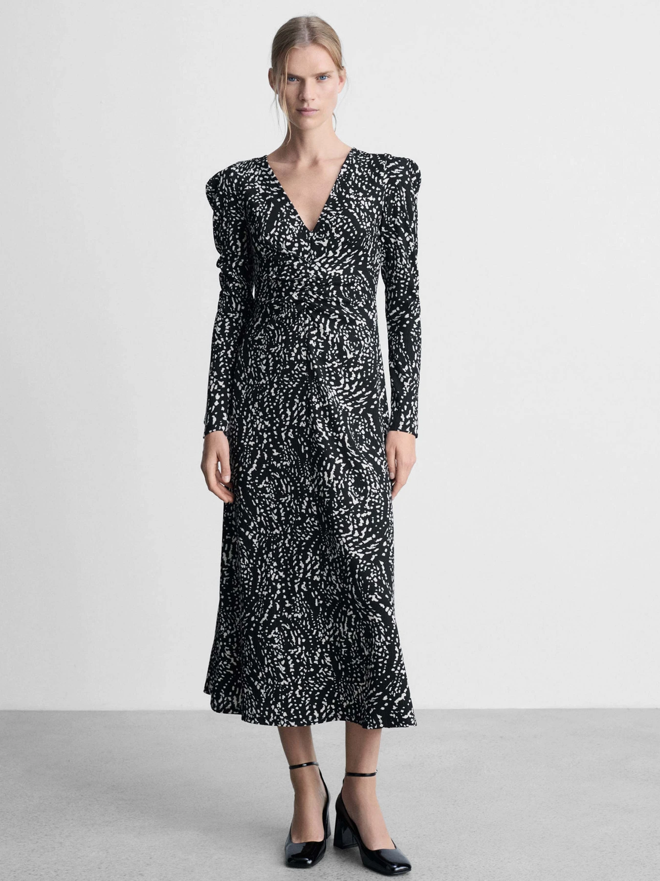 Платья MANGO модель 77047719_99 Платья MANGO модель 77047719_99 Фото