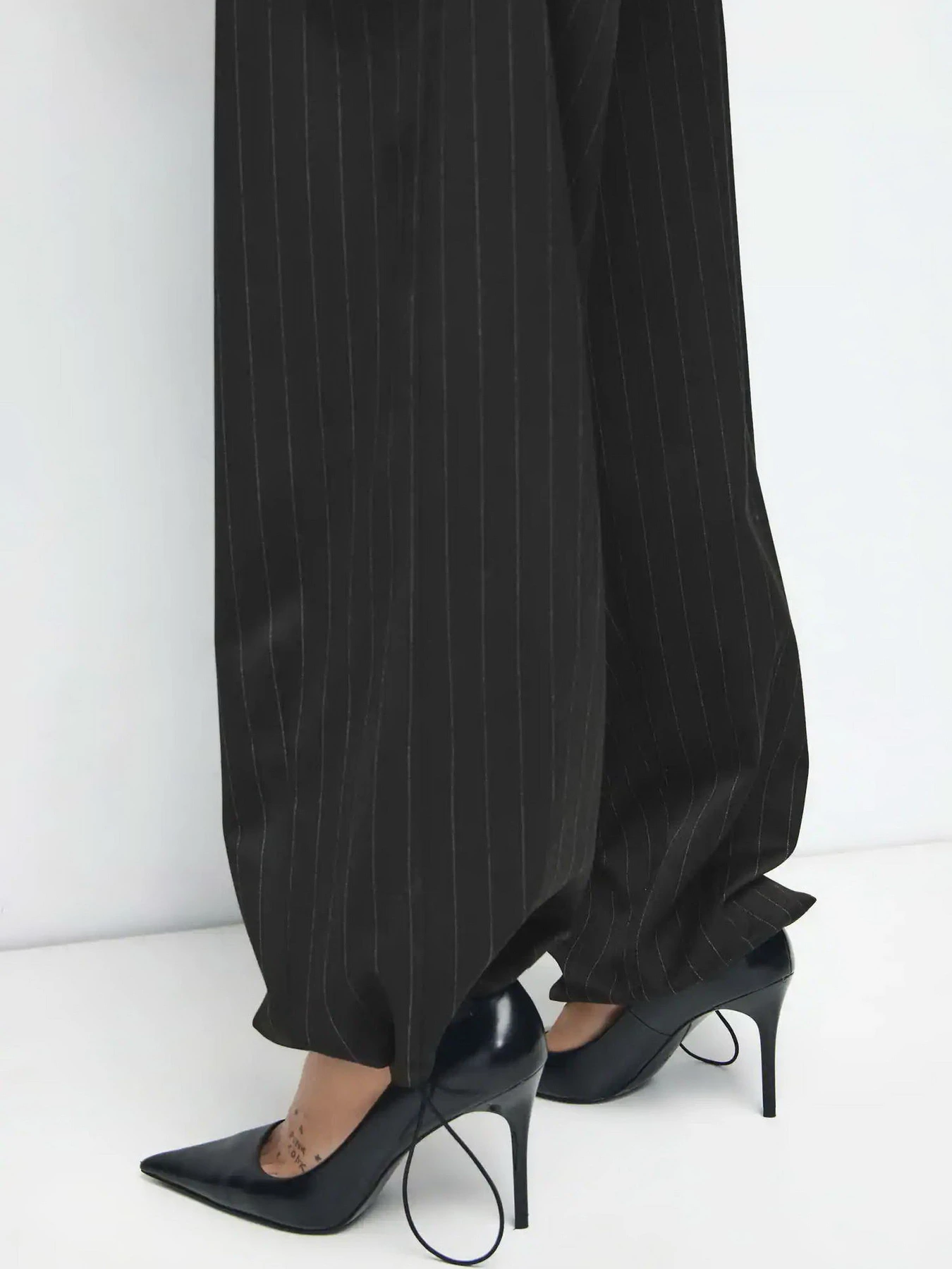 Штани MANGO STRIPE модель 27081339_99 Штани MANGO STRIPE модель 27081339_99 Фото