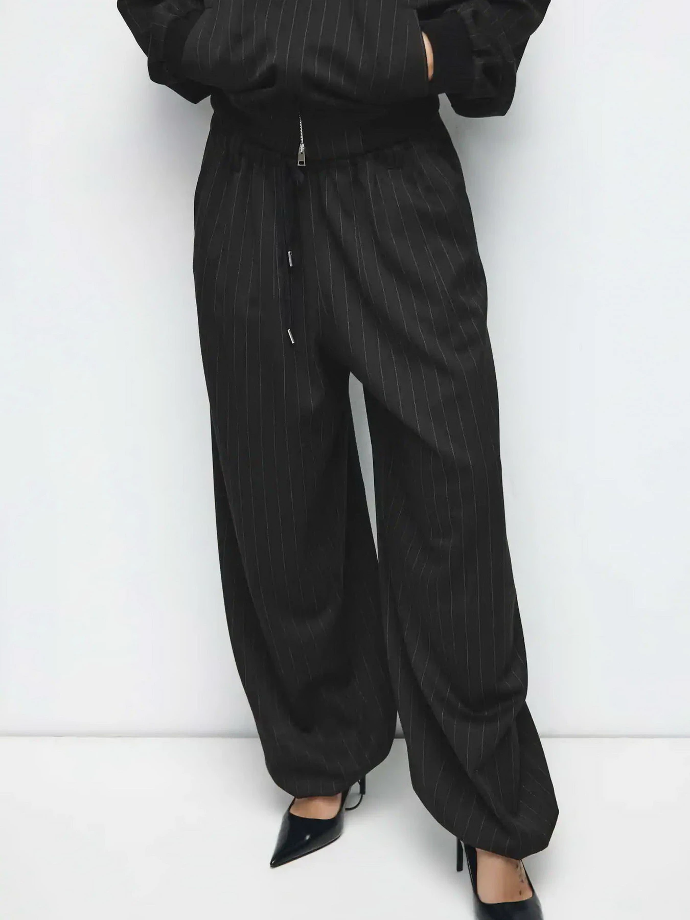 Штани MANGO STRIPE модель 27081339_99 Штани MANGO STRIPE модель 27081339_99 Фото
