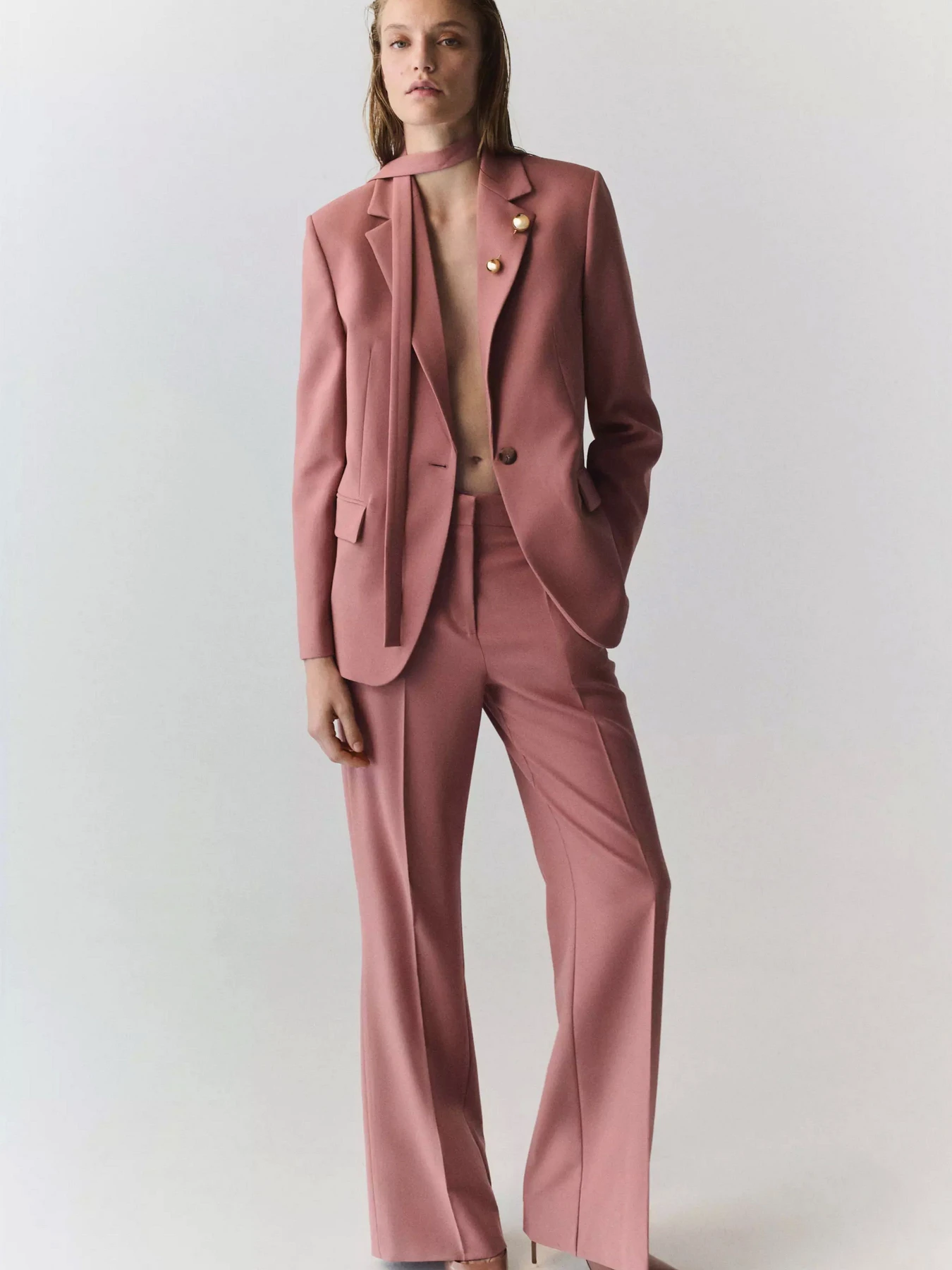 Брюки MANGO SINGAPUR модель 37044472_85 Брюки MANGO SINGAPUR модель 37044472_85 Фото