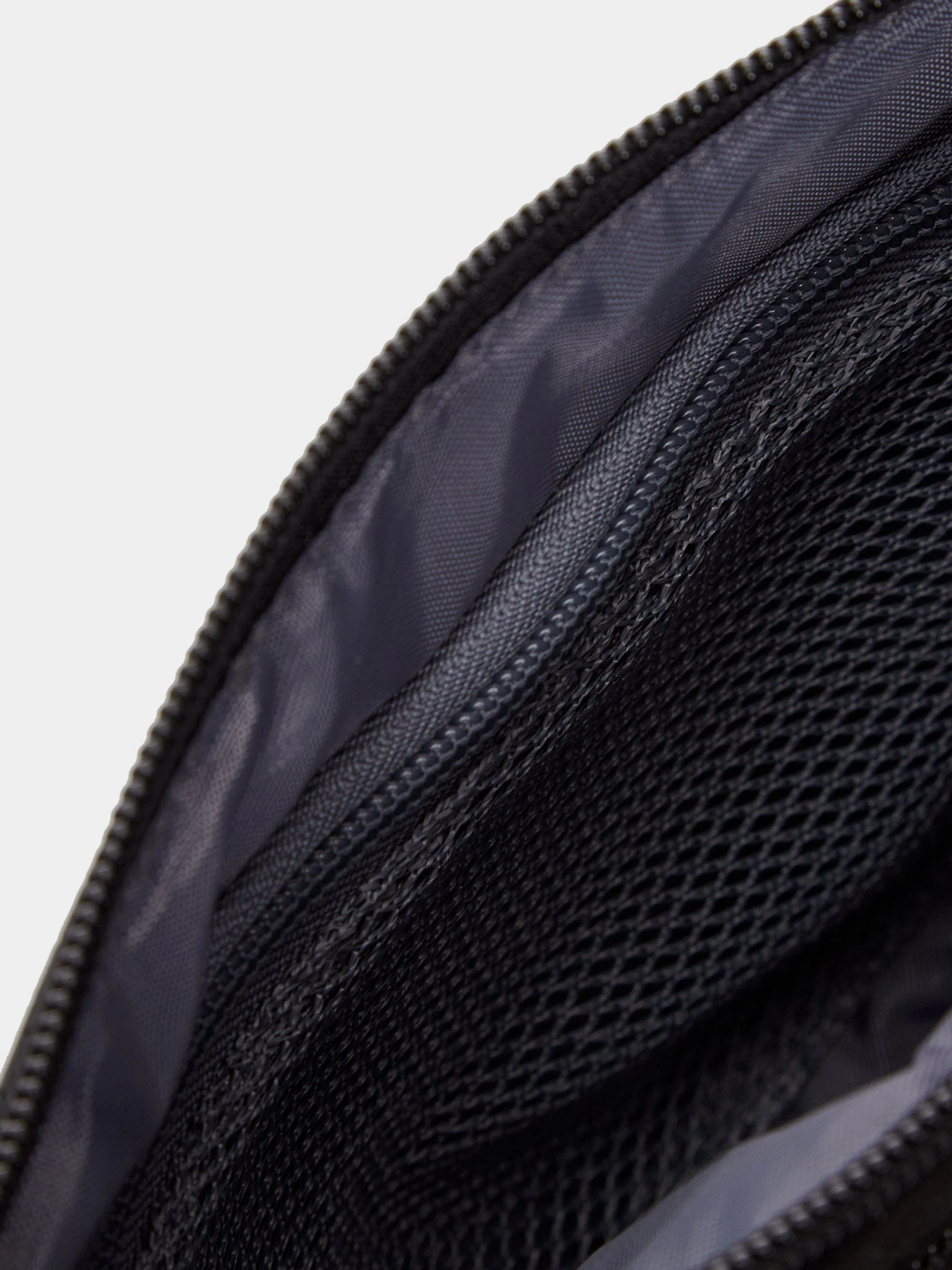 Сумки New Balance LEGACY SHOULDER модель LAB23106BKK Сумки New Balance LEGACY SHOULDER модель LAB23106BKK Фото