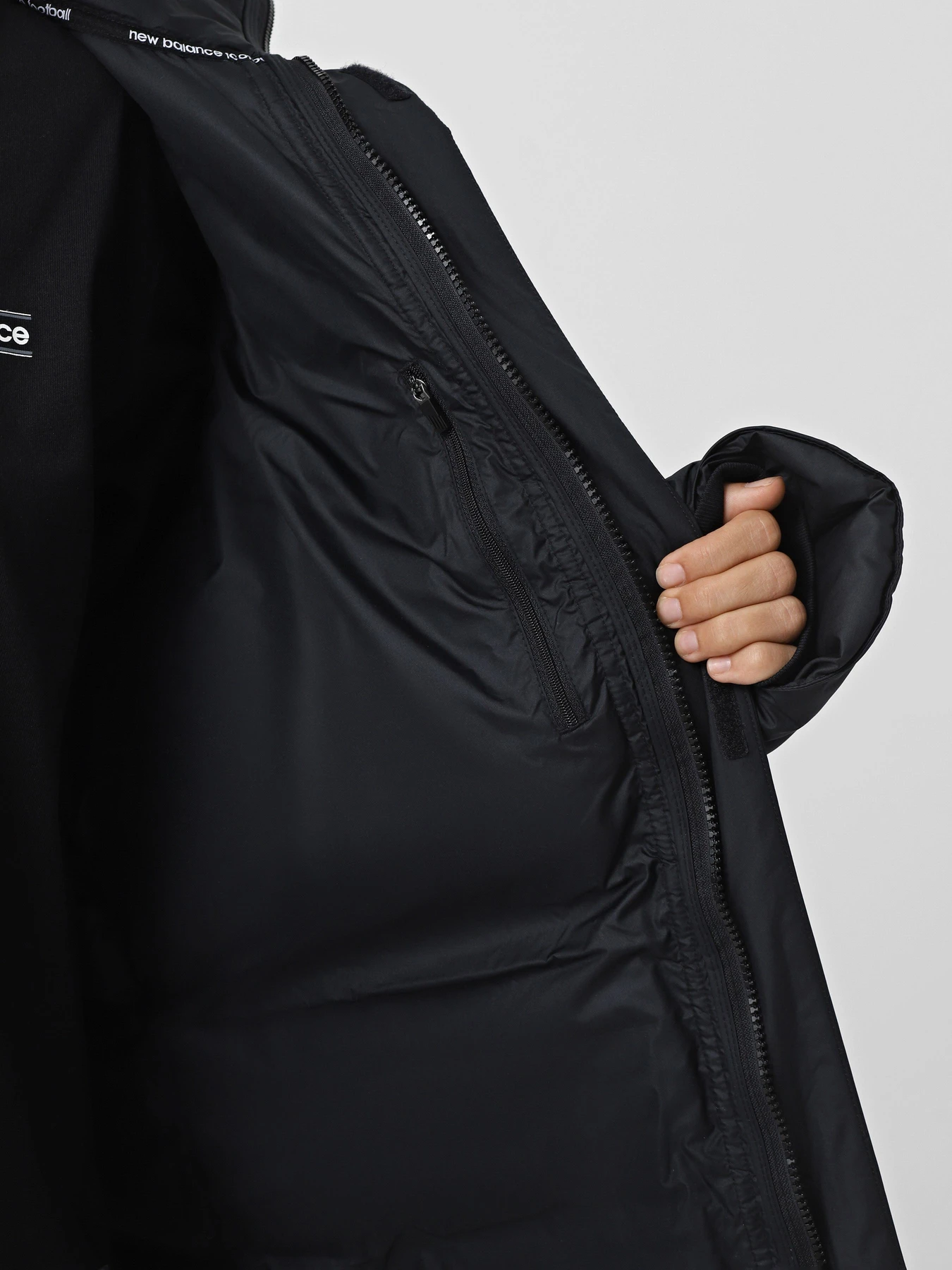 Куртки и дубленки New Balance BENCH LONG DOWN модель MJ231054BK Куртки и дубленки New Balance BENCH LONG DOWN модель MJ231054BK Фото