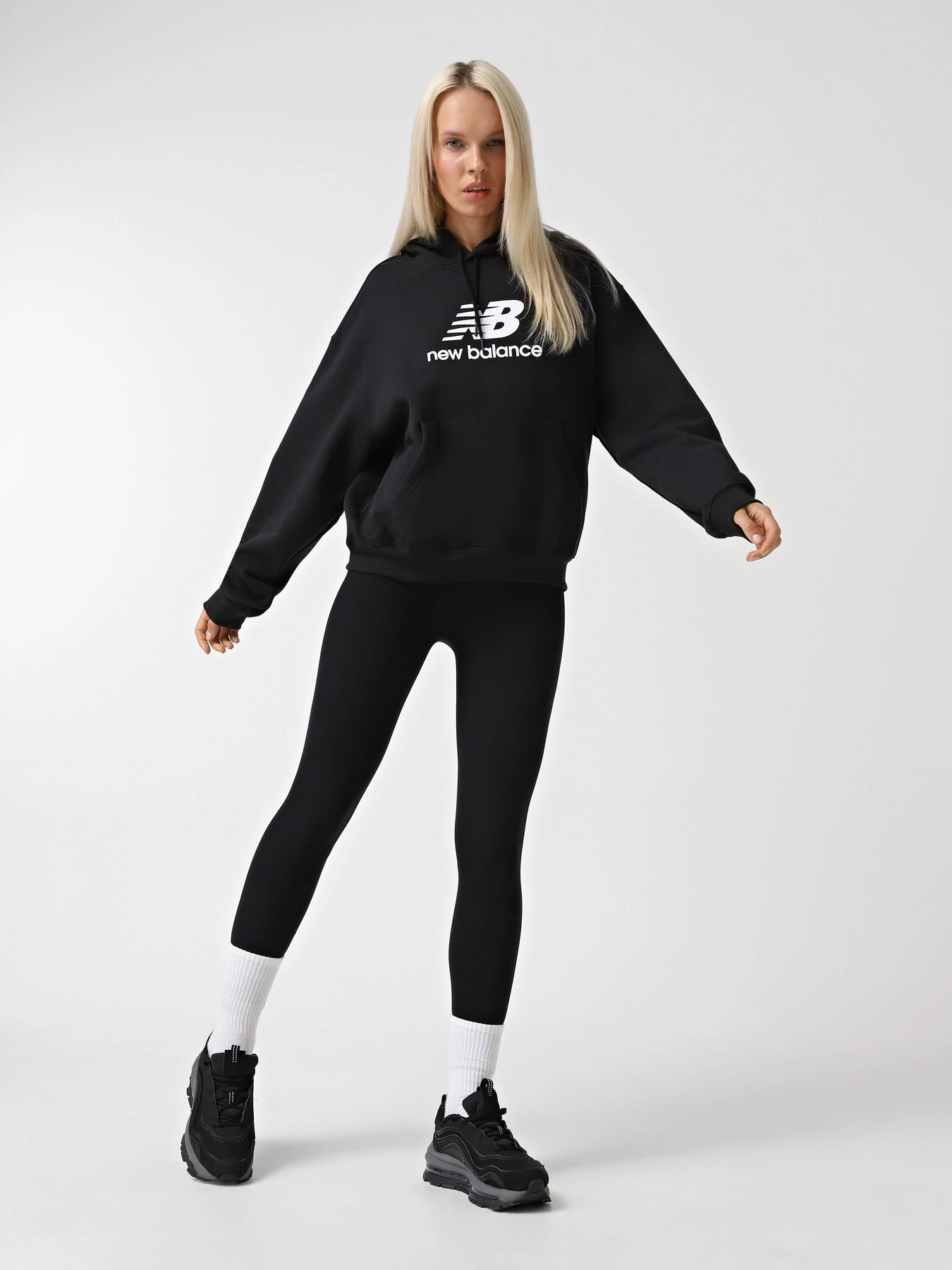 Худи и свитшоты New Balance ESSENTIALS FLEECE модель WT41506BK Худи и свитшоты New Balance ESSENTIALS FLEECE модель WT41506BK Фото