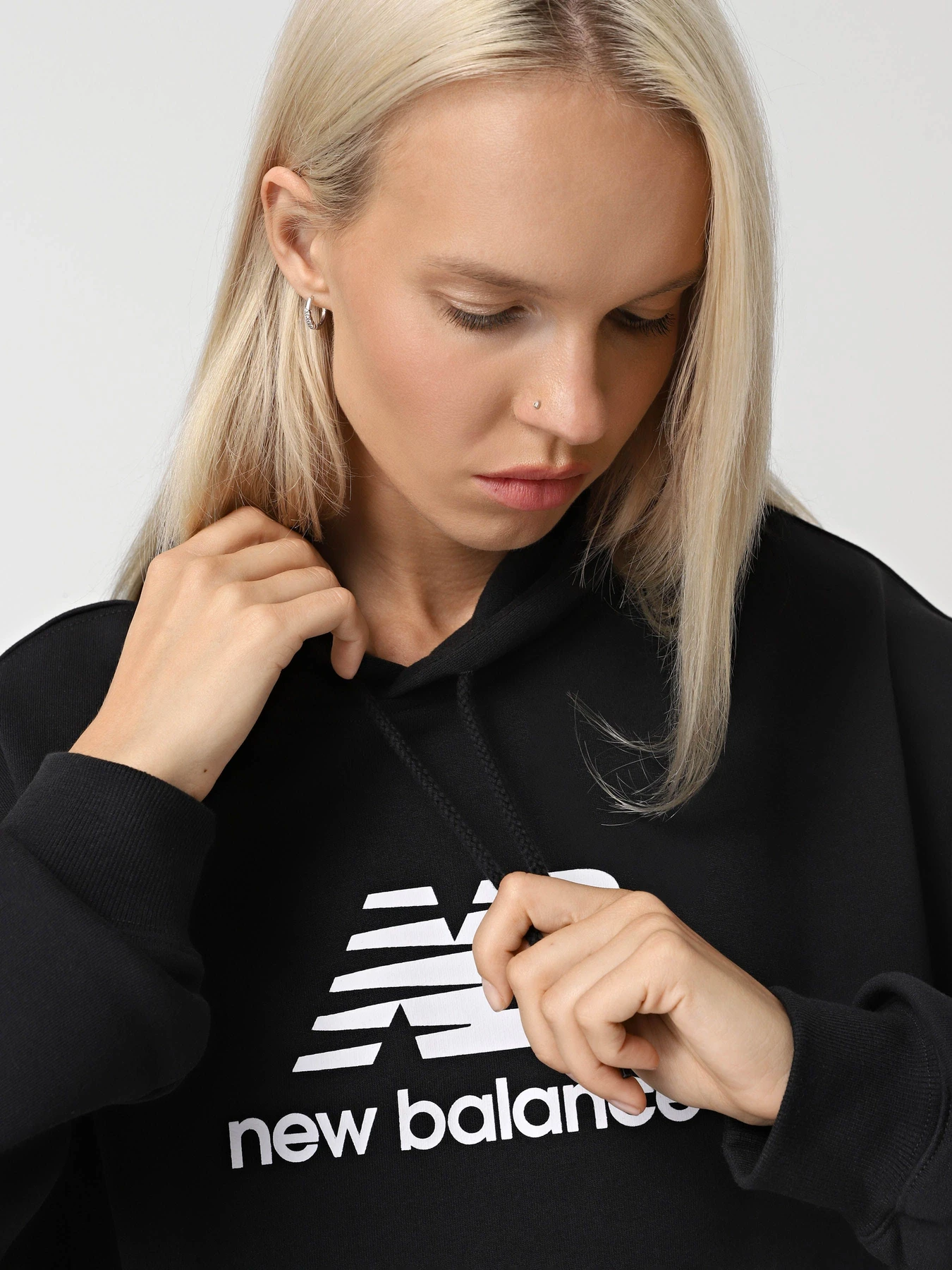 Худи и свитшоты New Balance ESSENTIALS FLEECE модель WT41506BK Худи и свитшоты New Balance ESSENTIALS FLEECE модель WT41506BK Фото