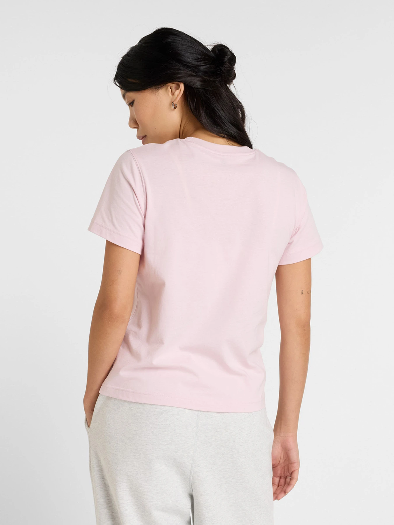 Футболки и поло New Balance SPORT ESSENTIALS модель WT41502RSG Футболки и поло New Balance SPORT ESSENTIALS модель WT41502RSG Фото