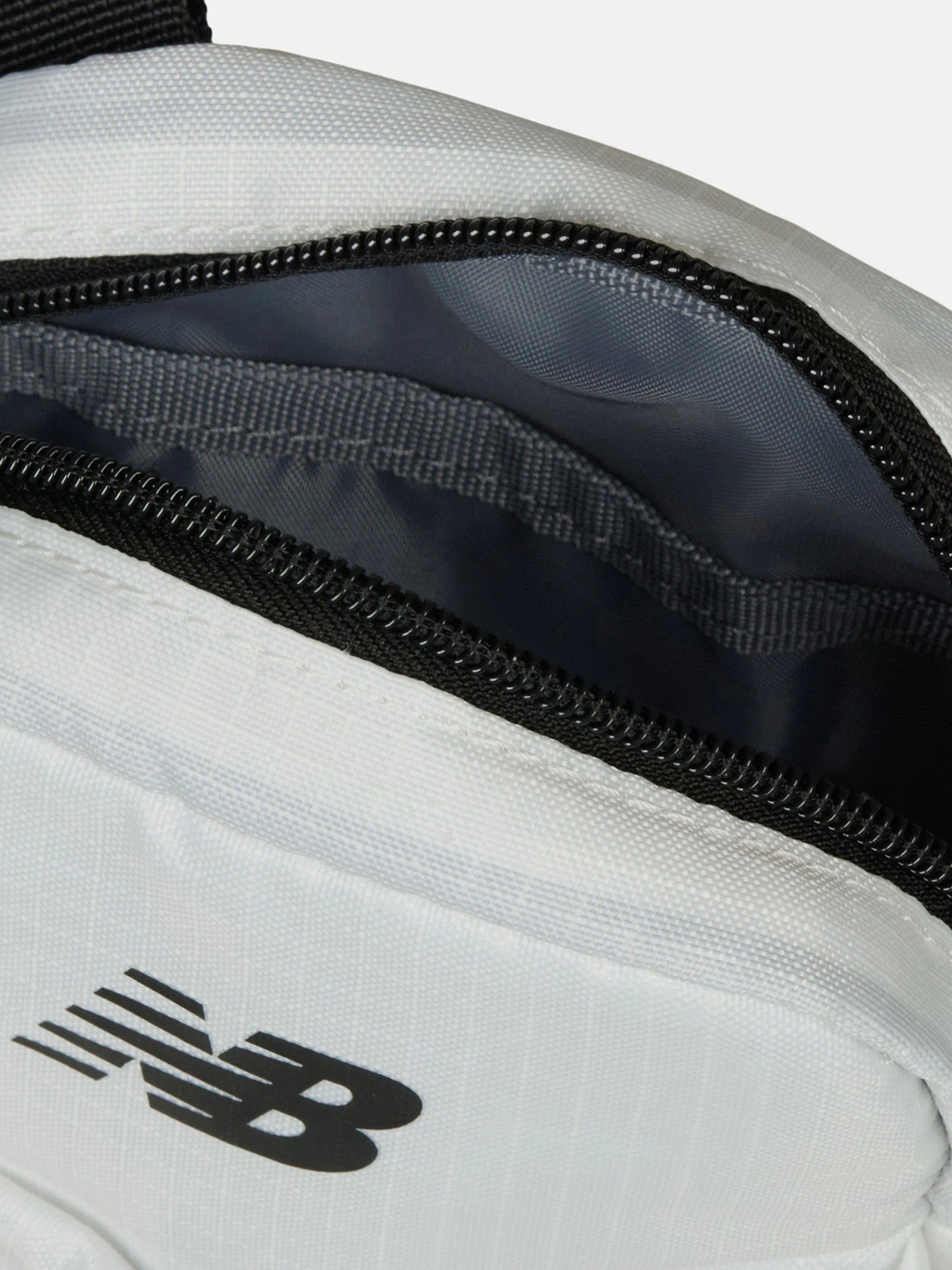 Сумки New Balance ESSENTIALS 20L модель LAB51901WT Сумки New Balance ESSENTIALS 20L модель LAB51901WT Фото