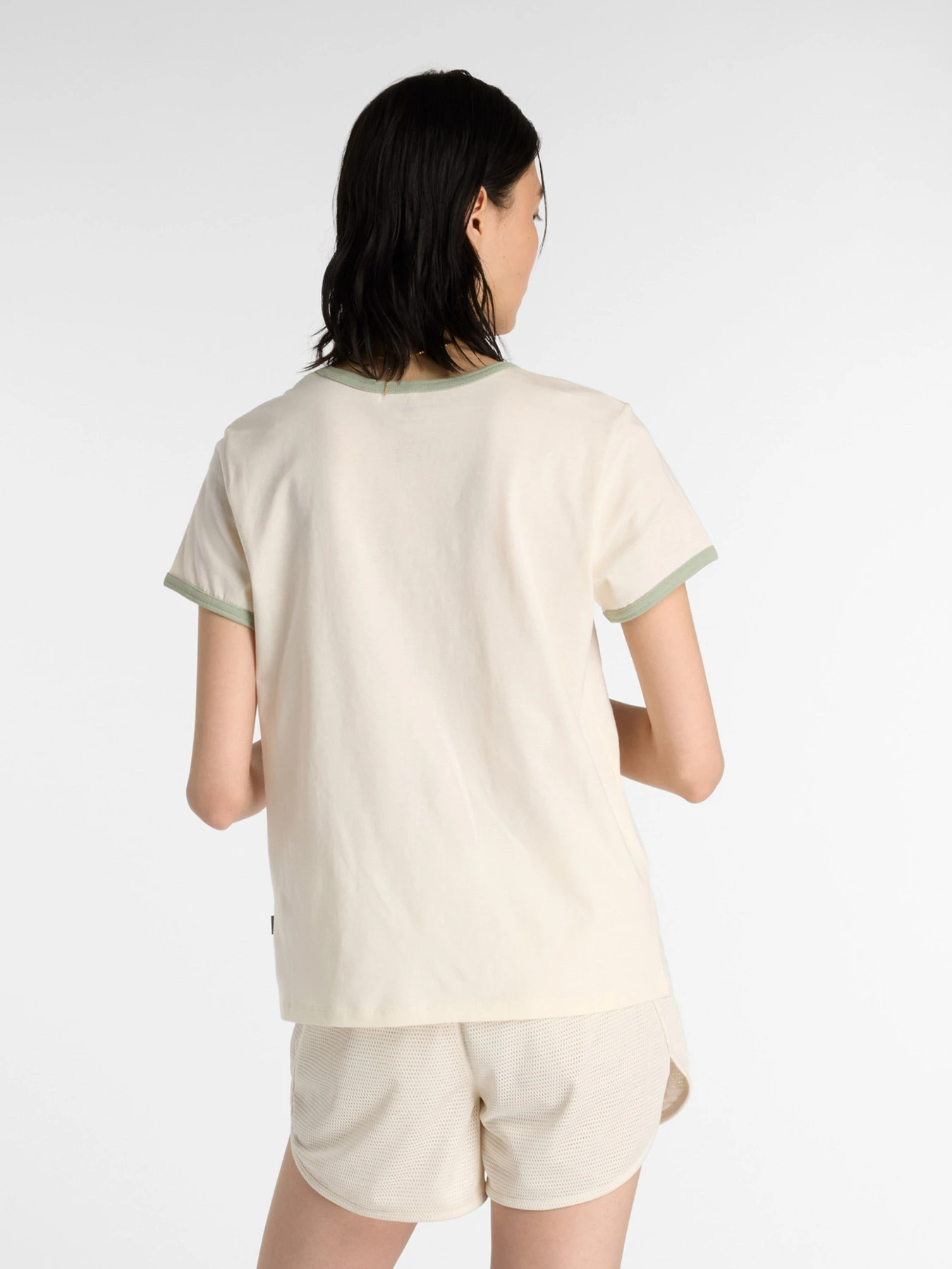 Футболки и поло New Balance FLOWER RINGER модель WT53910PEF Футболки и поло New Balance FLOWER RINGER модель WT53910PEF Фото
