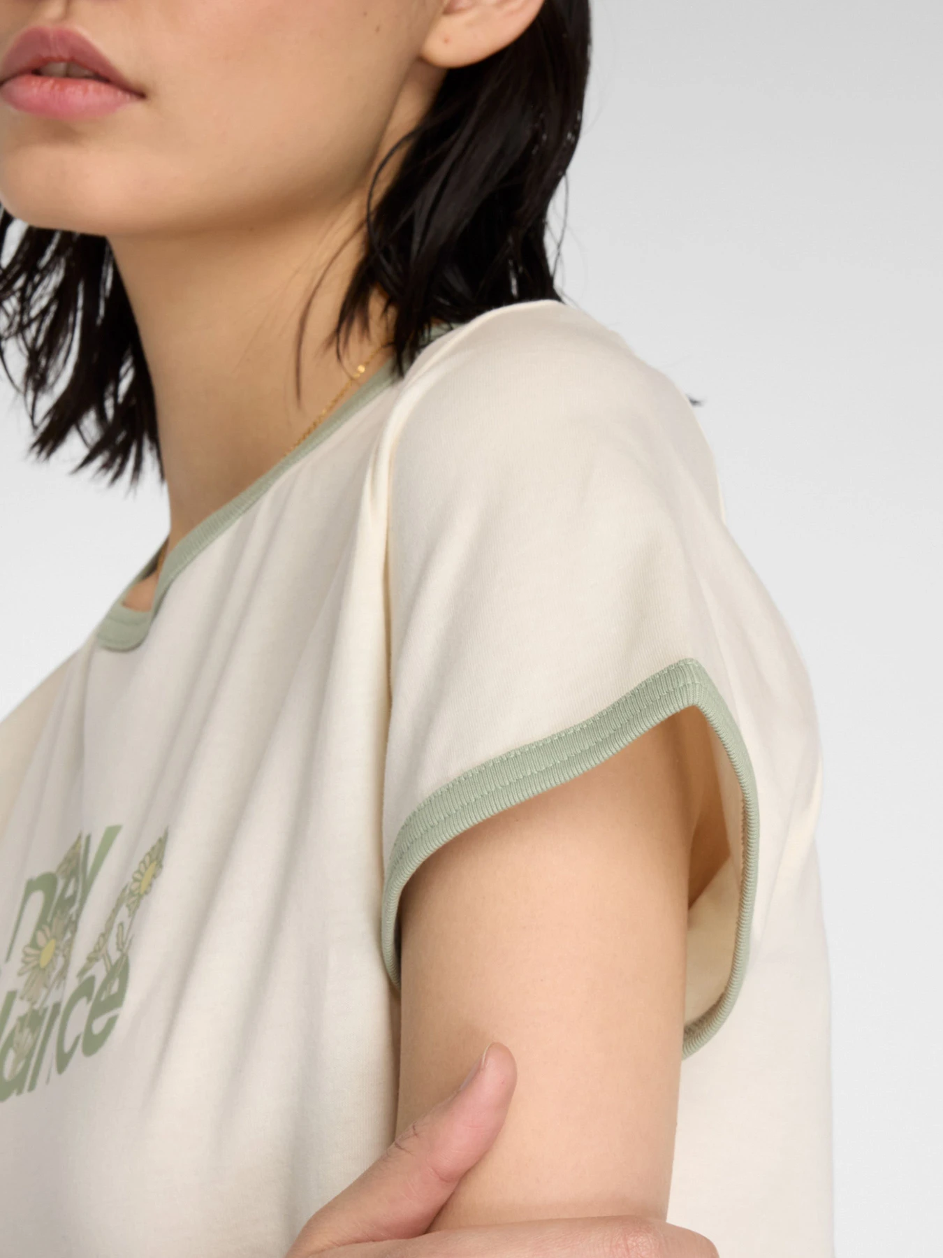 Футболки и поло New Balance FLOWER RINGER модель WT53910PEF Футболки и поло New Balance FLOWER RINGER модель WT53910PEF Фото