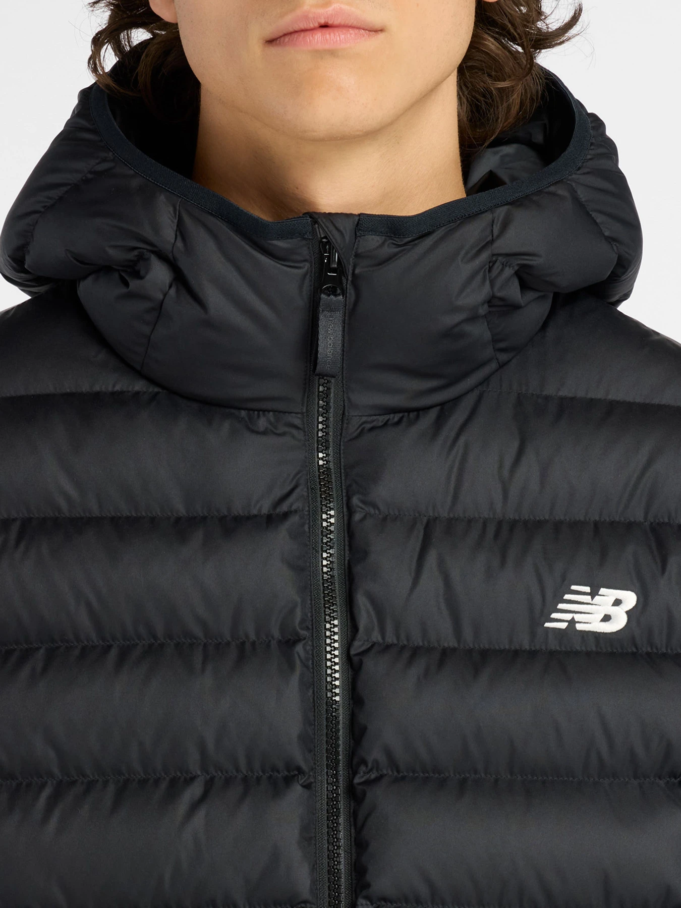 Куртки та дублянки New Balance HOODED PUFFER модель MO53500BK Куртки та дублянки New Balance HOODED PUFFER модель MO53500BK Фото