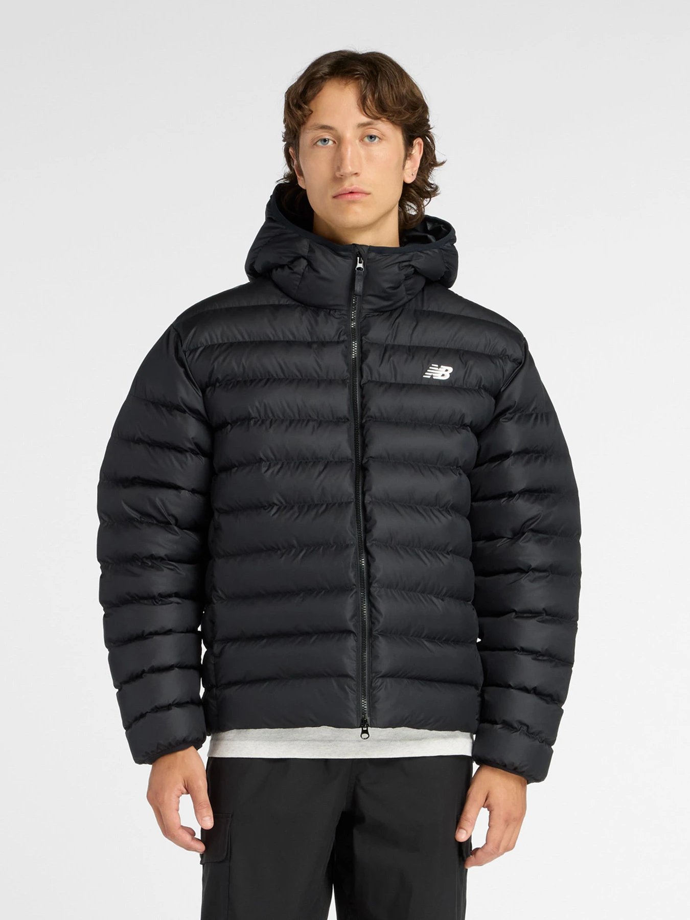 Куртки та дублянки New Balance HOODED PUFFER модель MO53500BK Куртки та дублянки New Balance HOODED PUFFER модель MO53500BK Фото