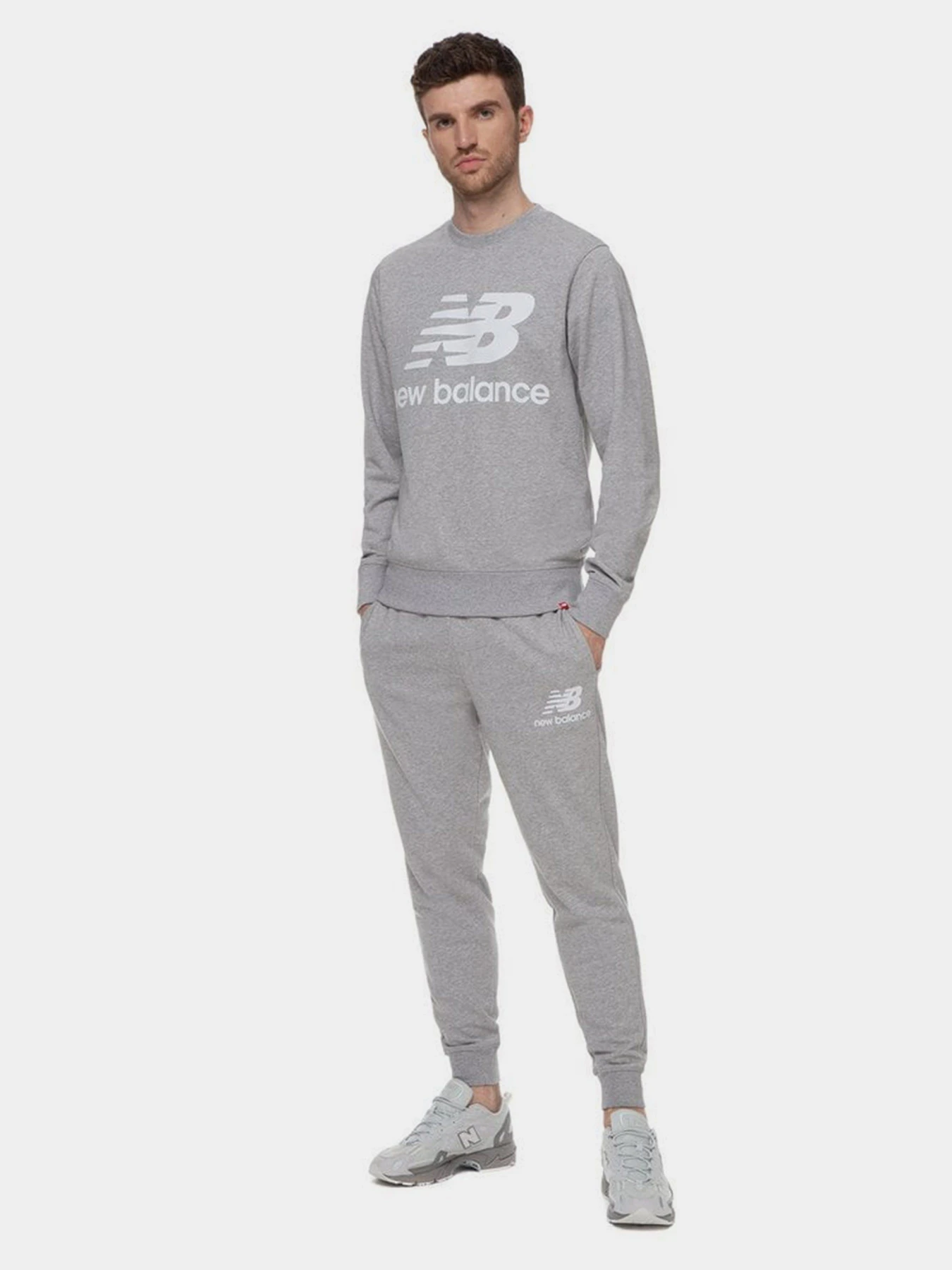 Брюки New Balance Essentials Stacked Logo модель MP03558AG Брюки New Balance Essentials Stacked Logo модель MP03558AG Фото