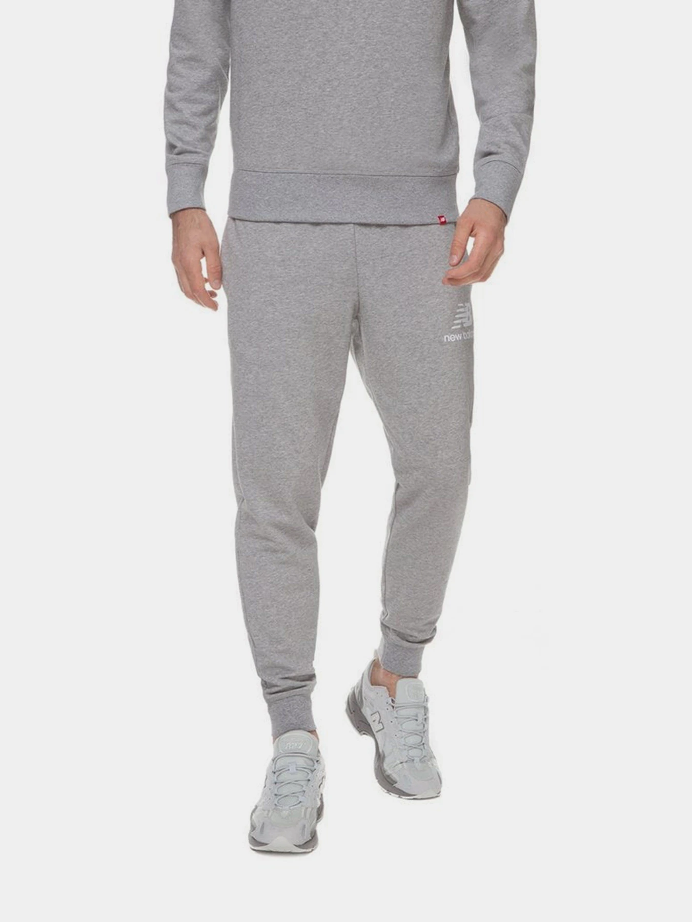 Брюки New Balance Essentials Stacked Logo модель MP03558AG Брюки New Balance Essentials Stacked Logo модель MP03558AG Фото