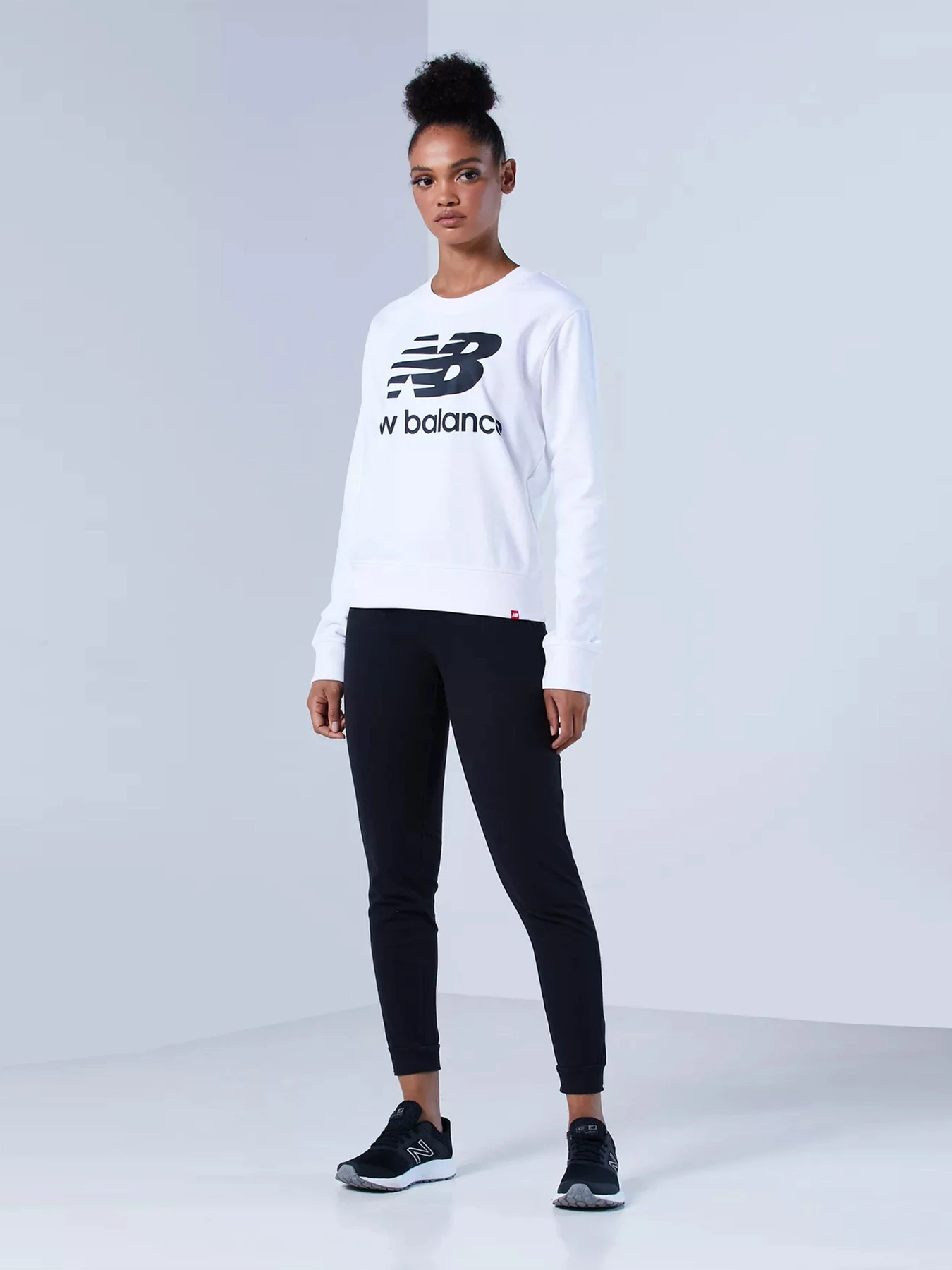 Худі та світшоти New Balance Essentials Crew модель WT03551WK Фото