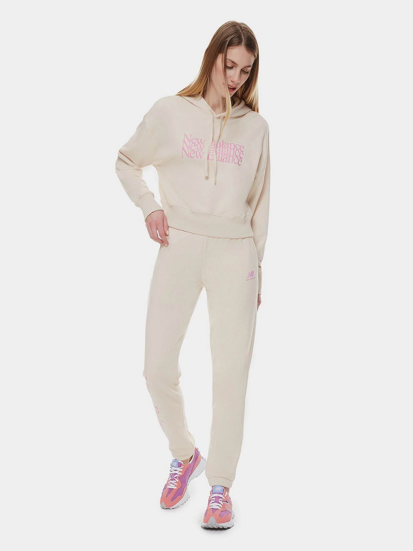 Худи и свитшоты New Balance Essentials Celebrate модель WT21509CTU Худи и свитшоты New Balance Essentials Celebrate модель WT21509CTU Фото