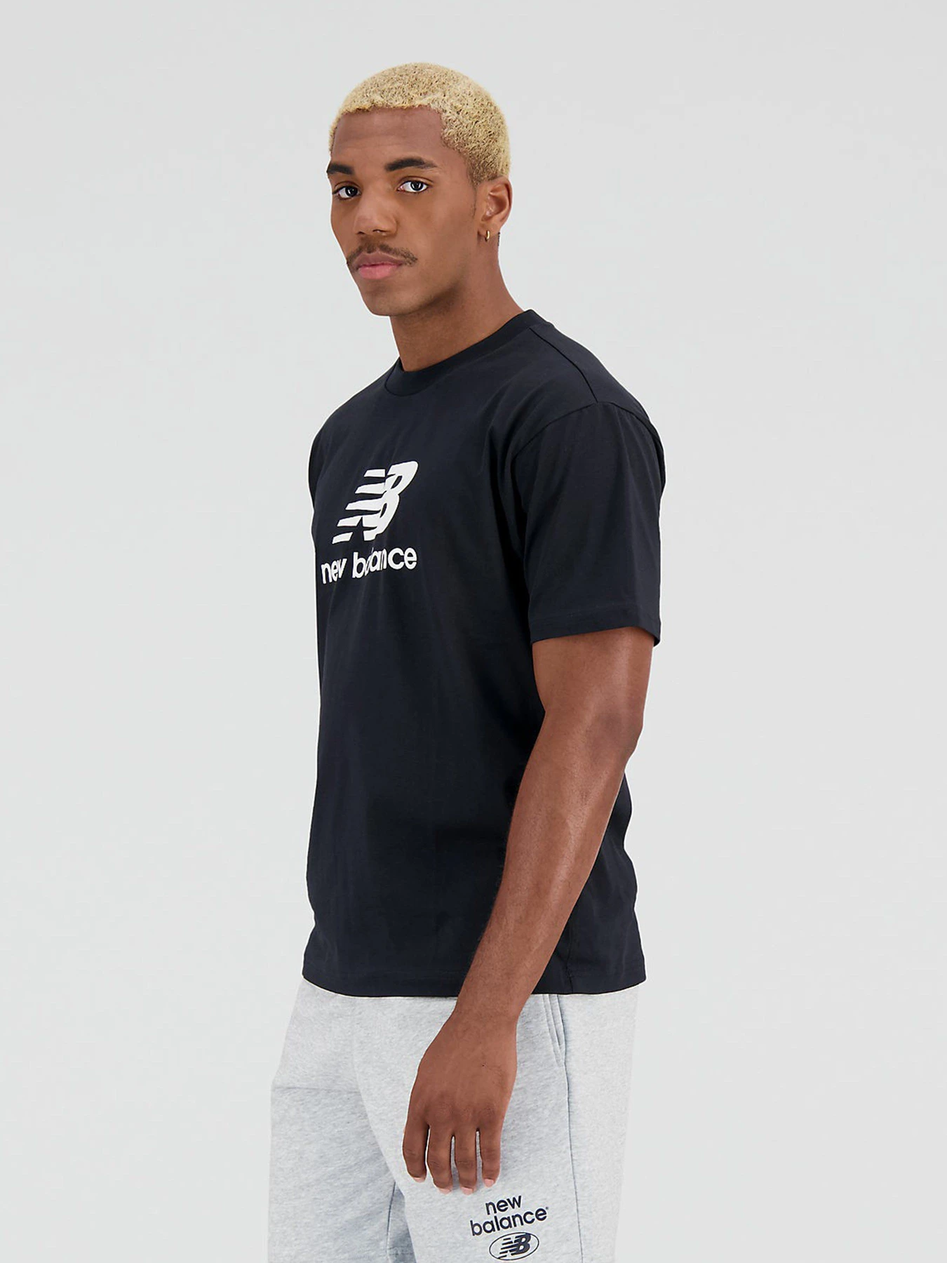 Футболки и поло New Balance Essentials Stacked Logo модель MT31541BK Футболки и поло New Balance Essentials Stacked Logo модель MT31541BK Фото