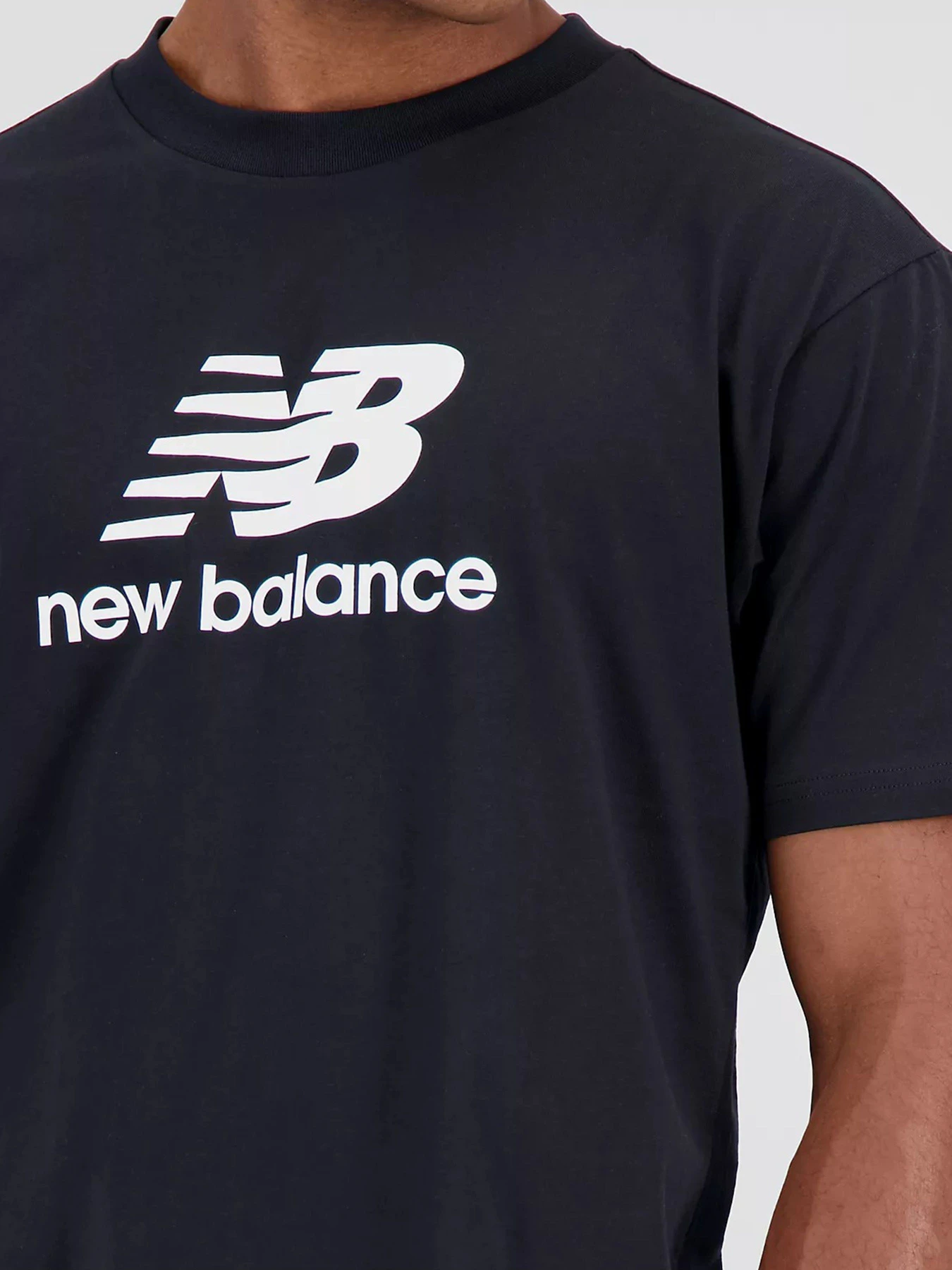 Футболки и поло New Balance Essentials Stacked Logo модель MT31541BK Футболки и поло New Balance Essentials Stacked Logo модель MT31541BK Фото
