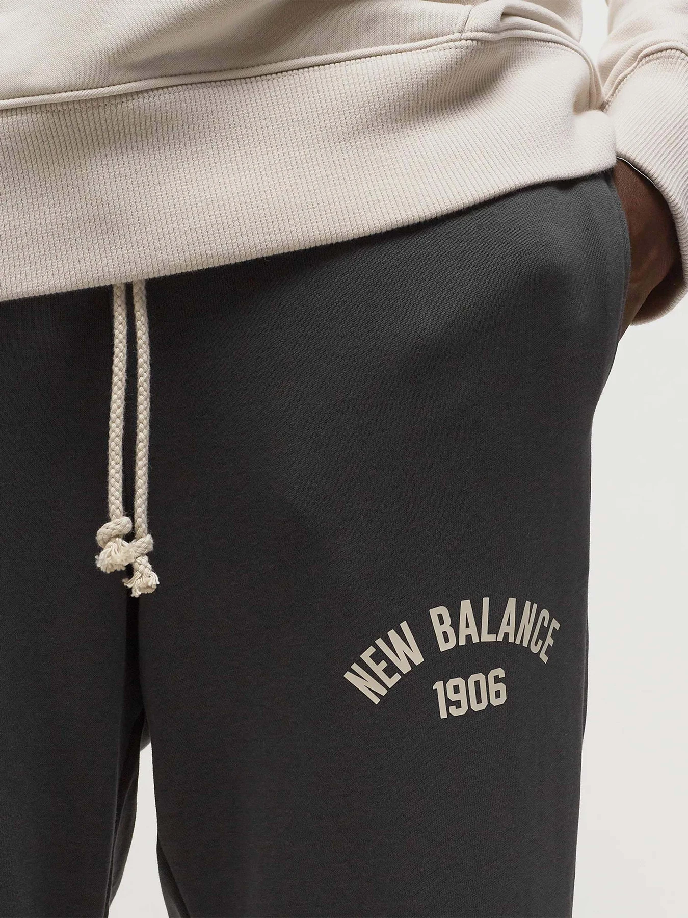 Брюки New Balance Essentials Varsity модель MP33551ACK Брюки New Balance Essentials Varsity модель MP33551ACK Фото