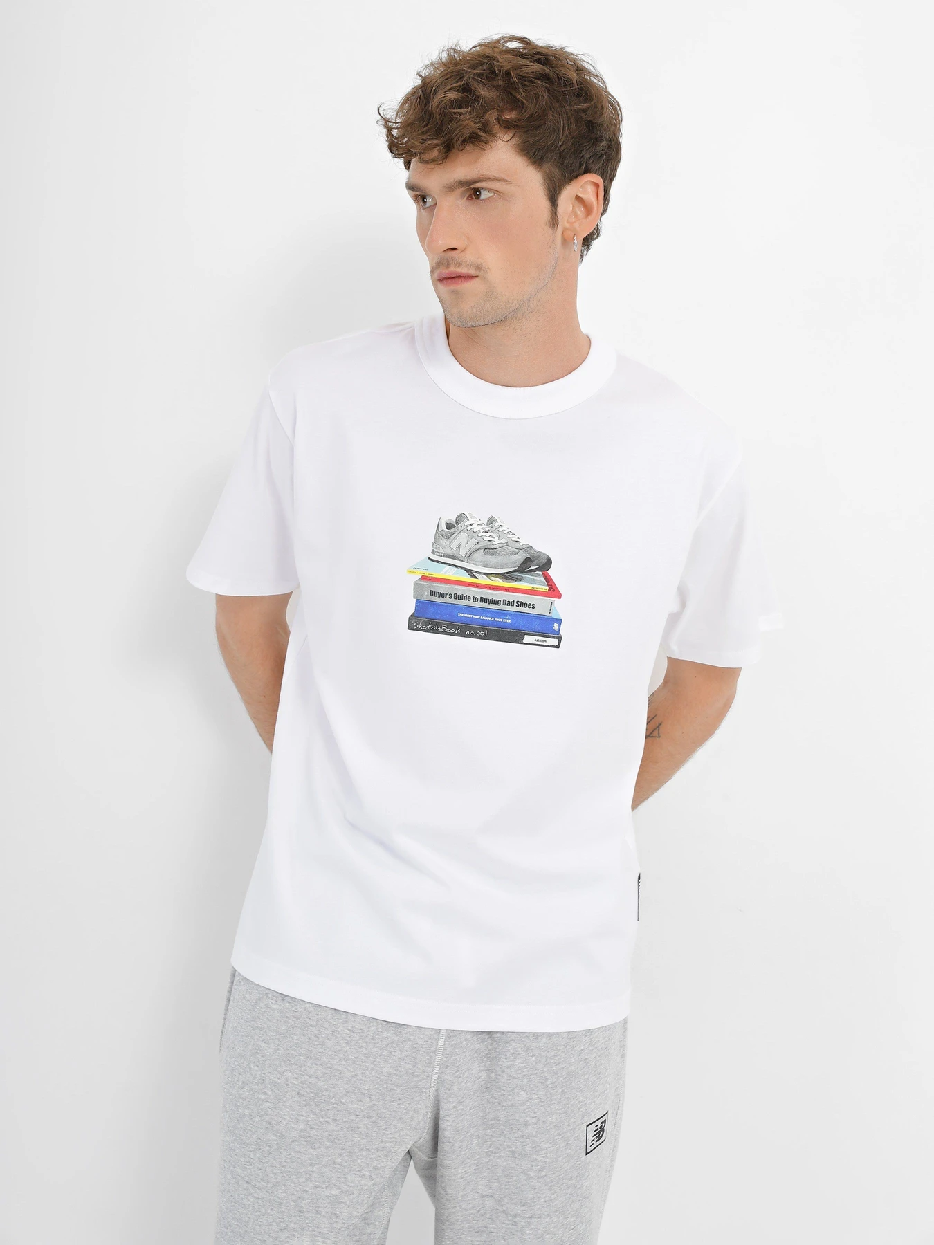 Футболки и поло New Balance Athletics Wesley Shan Sneaker модель MT33562WT Футболки и поло New Balance Athletics Wesley Shan Sneaker модель MT33562WT Фото