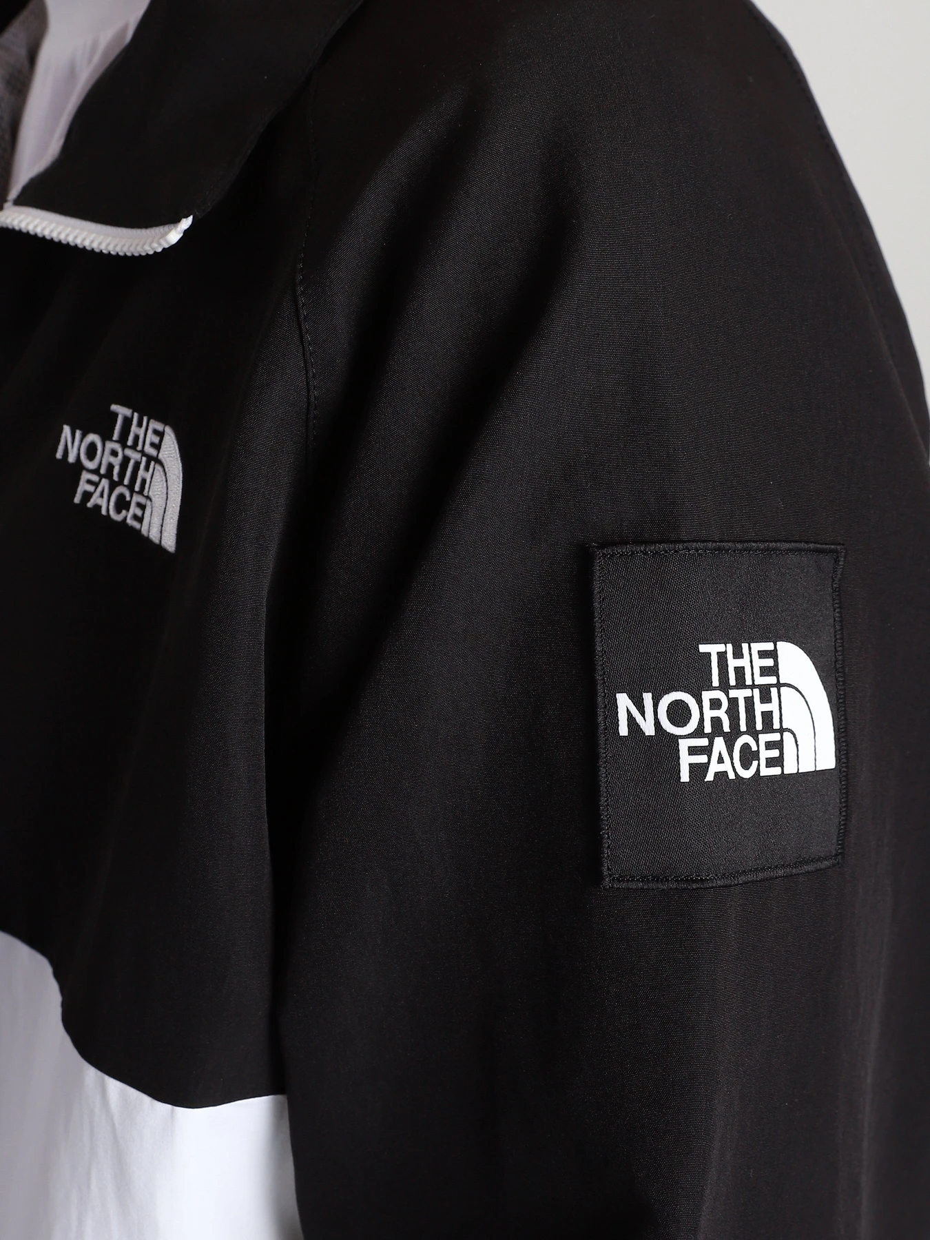 Куртки и дубленки The North Face Black Box Track Top модель NF0A55BTFN41 Куртки и дубленки The North Face Black Box Track Top модель NF0A55BTFN41 Фото
