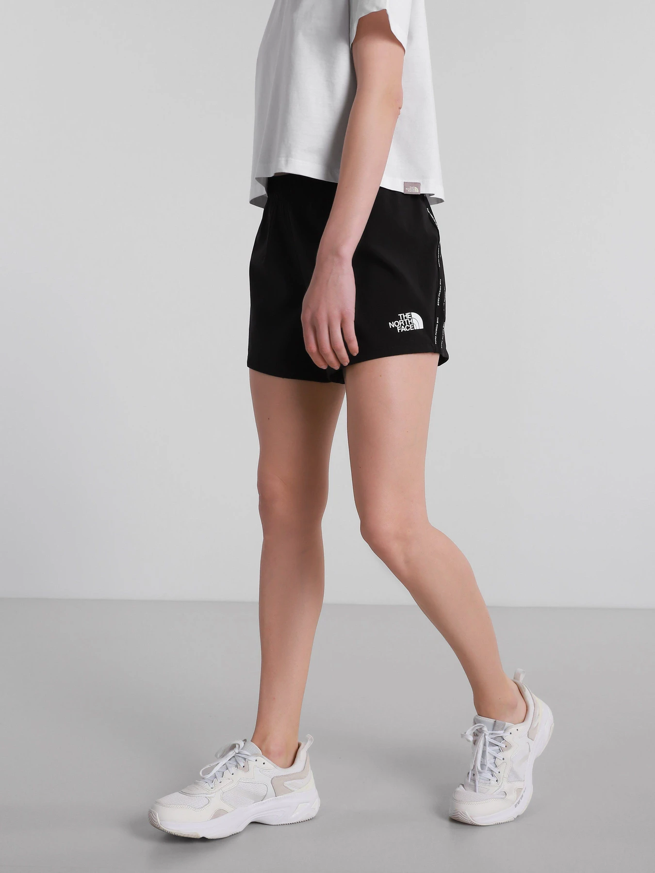 Шорти The North Face Mountain Athletics модель NF0A556BJK31 Шорти The North Face Mountain Athletics модель NF0A556BJK31 Фото