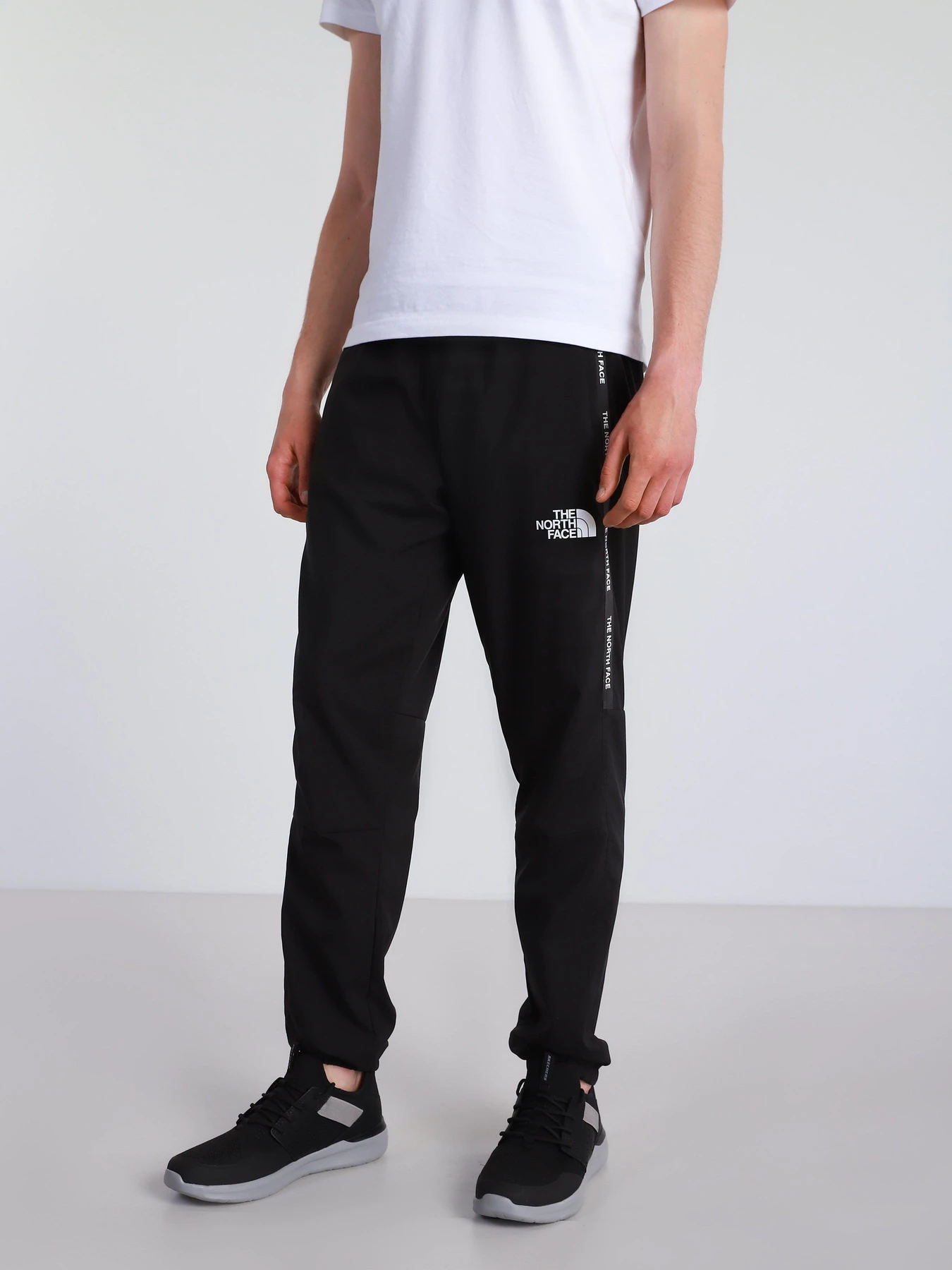 Брюки The North Face Mountain Athletics Woven Pant модель NF0A5599KX71 Брюки The North Face Mountain Athletics Woven Pant модель NF0A5599KX71 Фото