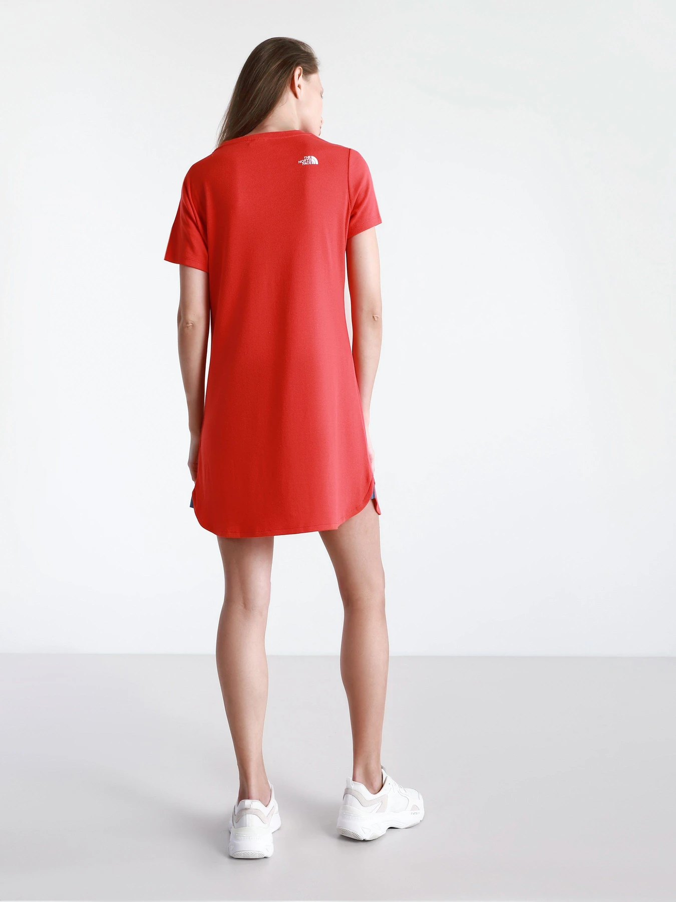Сукні The North Face Simple Dome Tee Dress модель NF0A493TV331 Фото