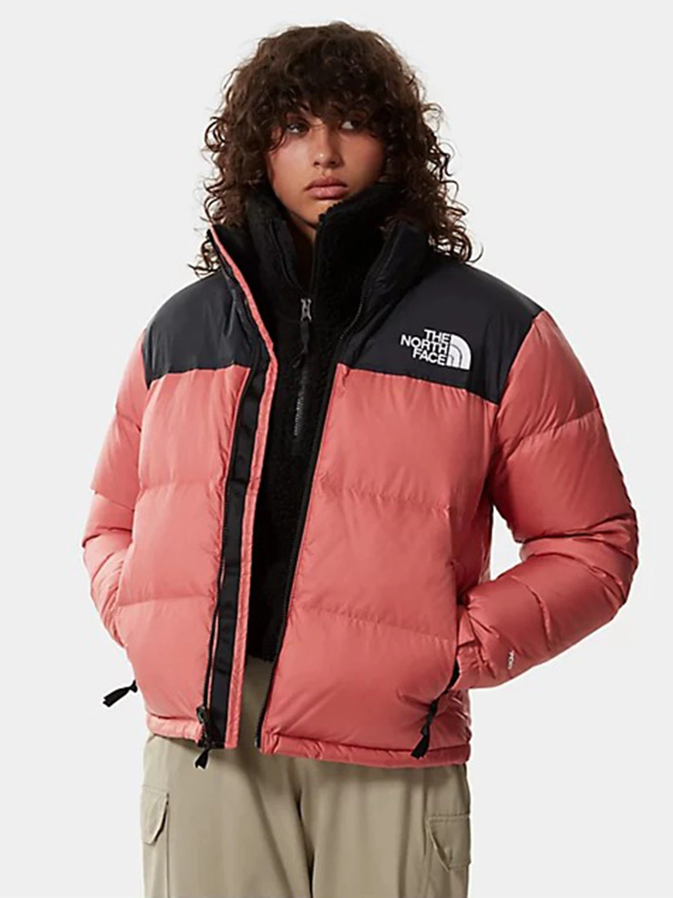 Куртки та дублянки The North Face 1996 Retro Nuptse Jacket модель NF0A3XEOUBG1 Куртки та дублянки The North Face 1996 Retro Nuptse Jacket модель NF0A3XEOUBG1 Фото